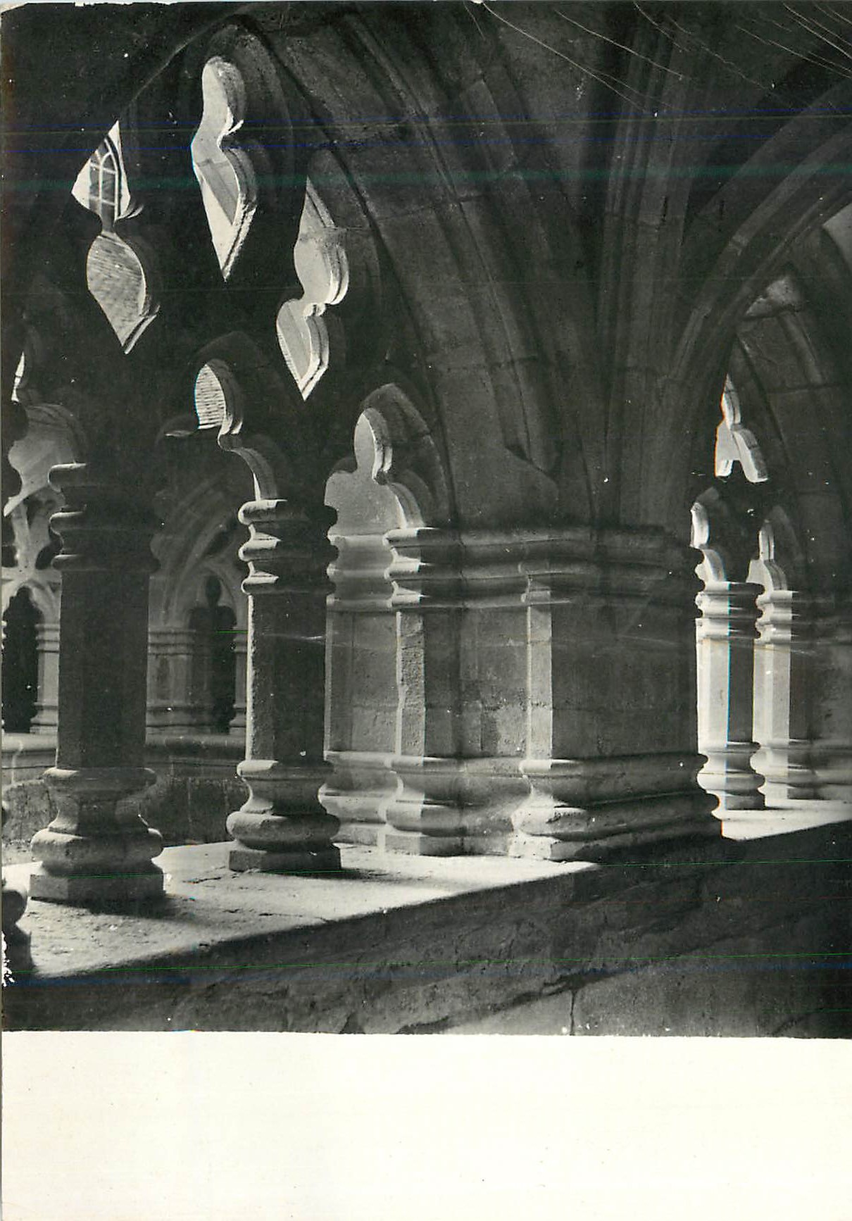 Intérieur d'un cloître gothique — détails architecturaux — éditeur et n° de série non lisibles