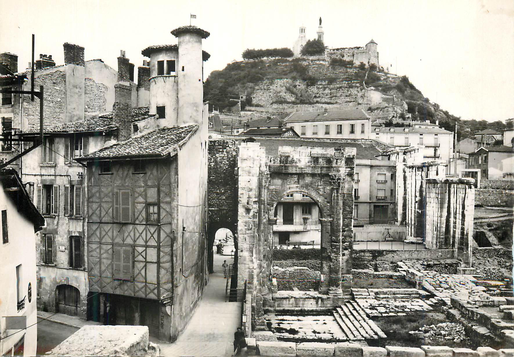 CPM Vienne sur le Rhone (Isere) Le Portique du Forum et la Colline de Pipet