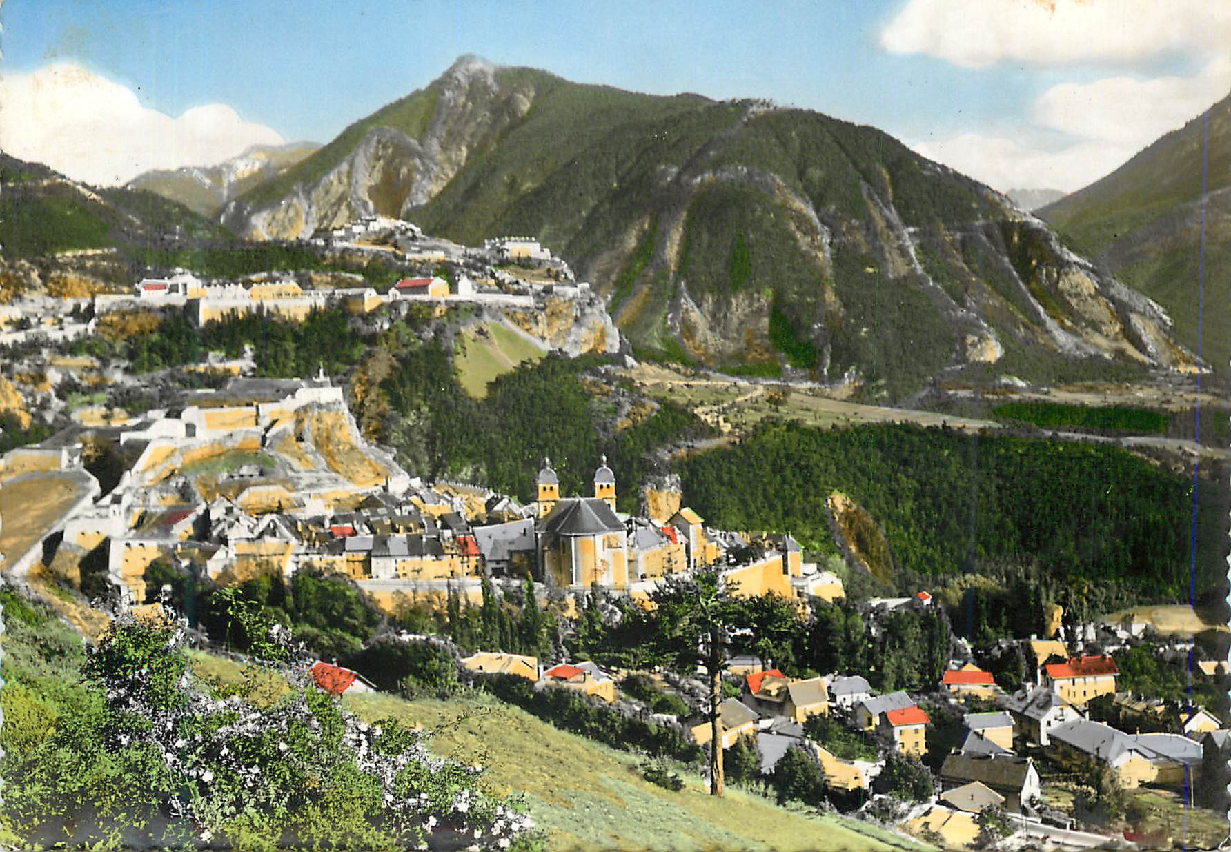 Village encaissé dans les montagnes — éditeur non identifiable