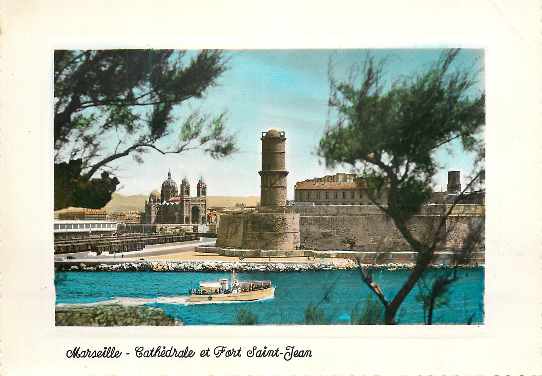 CPM Marseille Le Carrefour du Monde Cathedrale et Fort Saint Jean Bateau