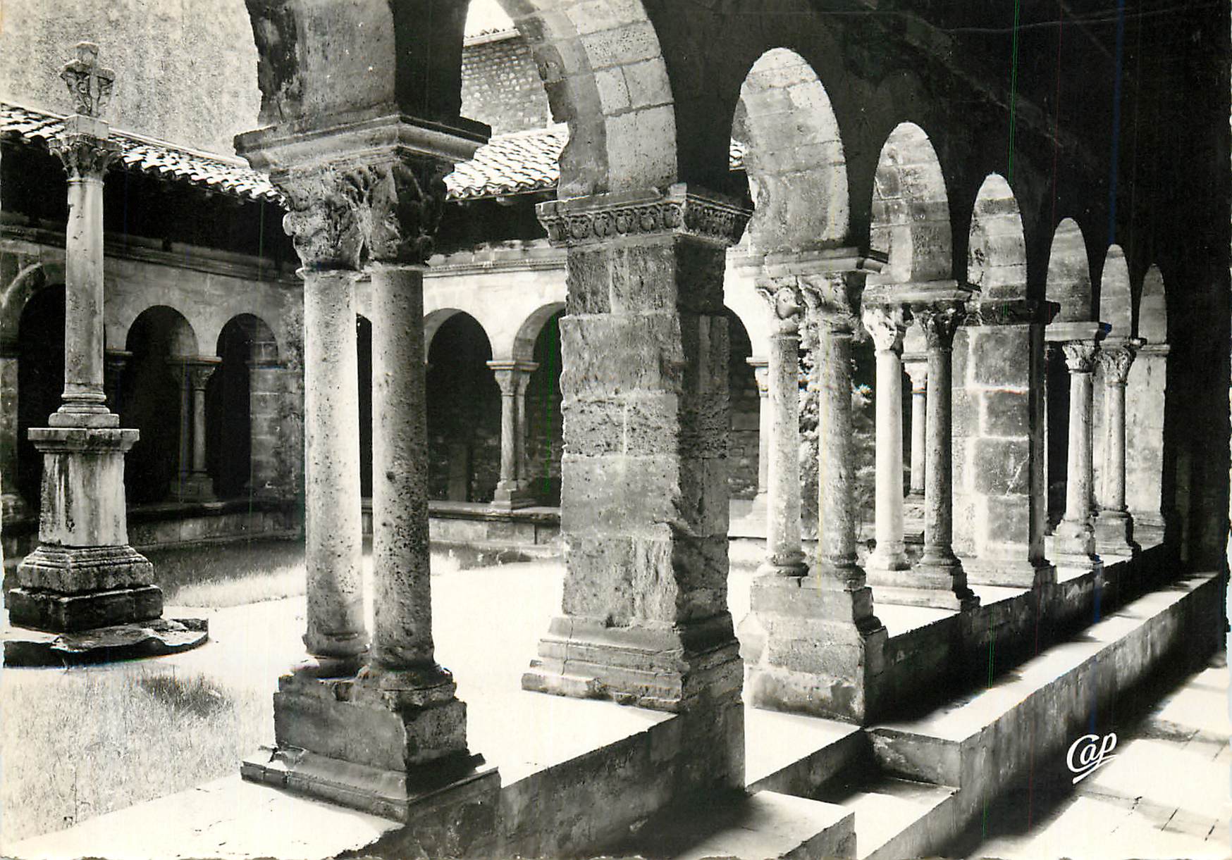 CPM Vienne Le Cloitre Roman de Saint Andre le Bas