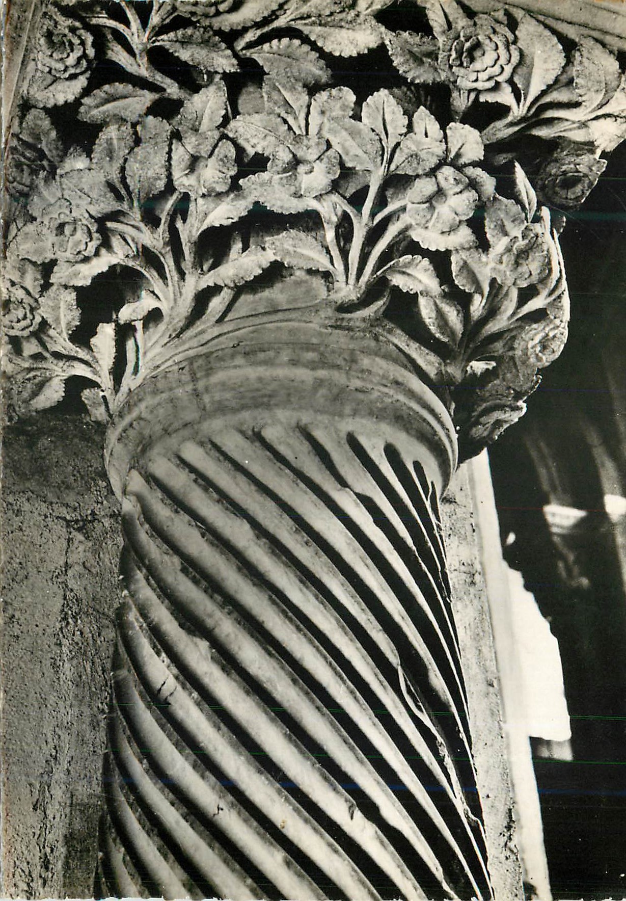 Capitelle et fût de colonne à feuilles — détail architectural — éditeur inconnu
