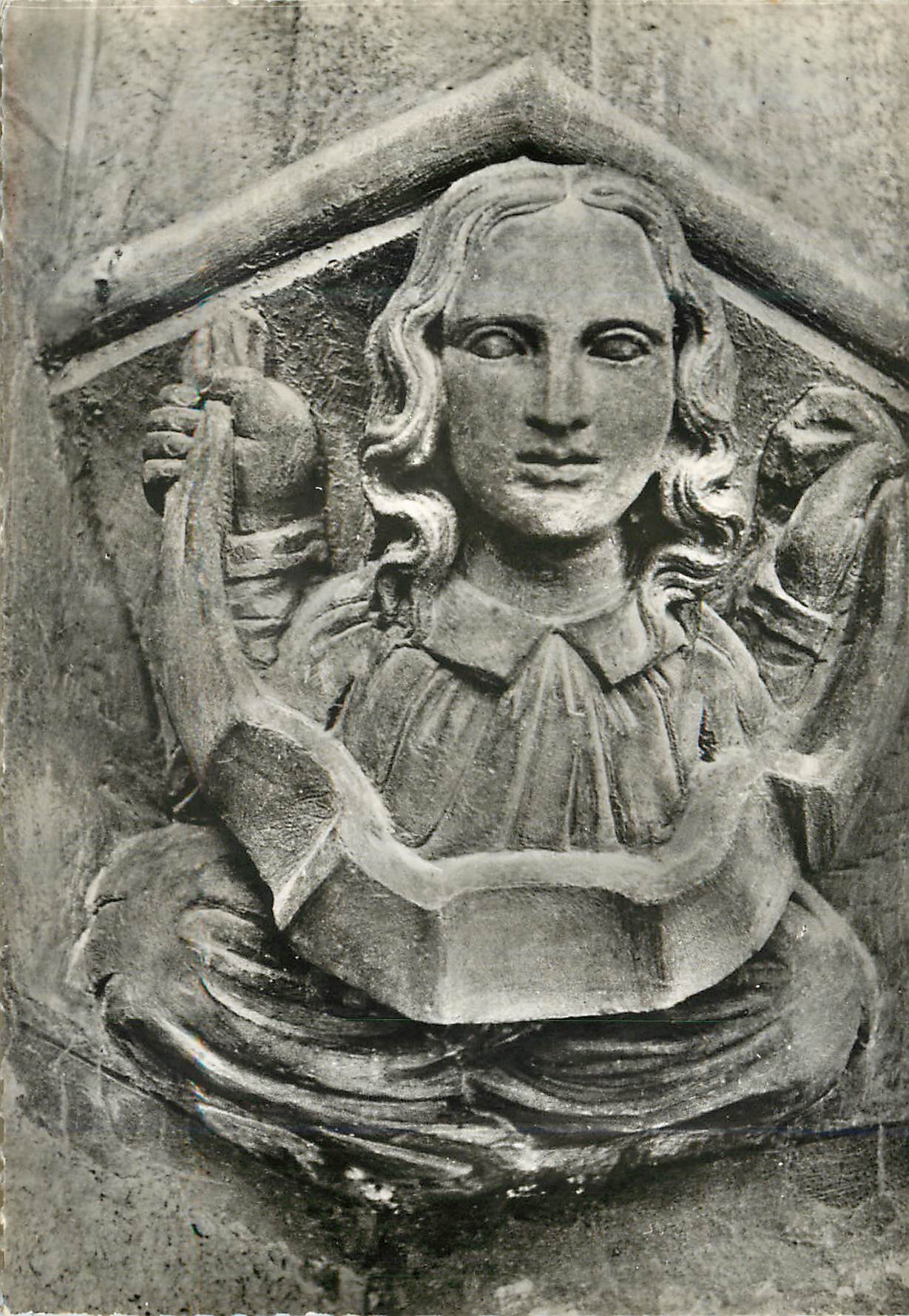 CPM Vienne (Isere) Primatiale St Maurice Sculpture Exterieure