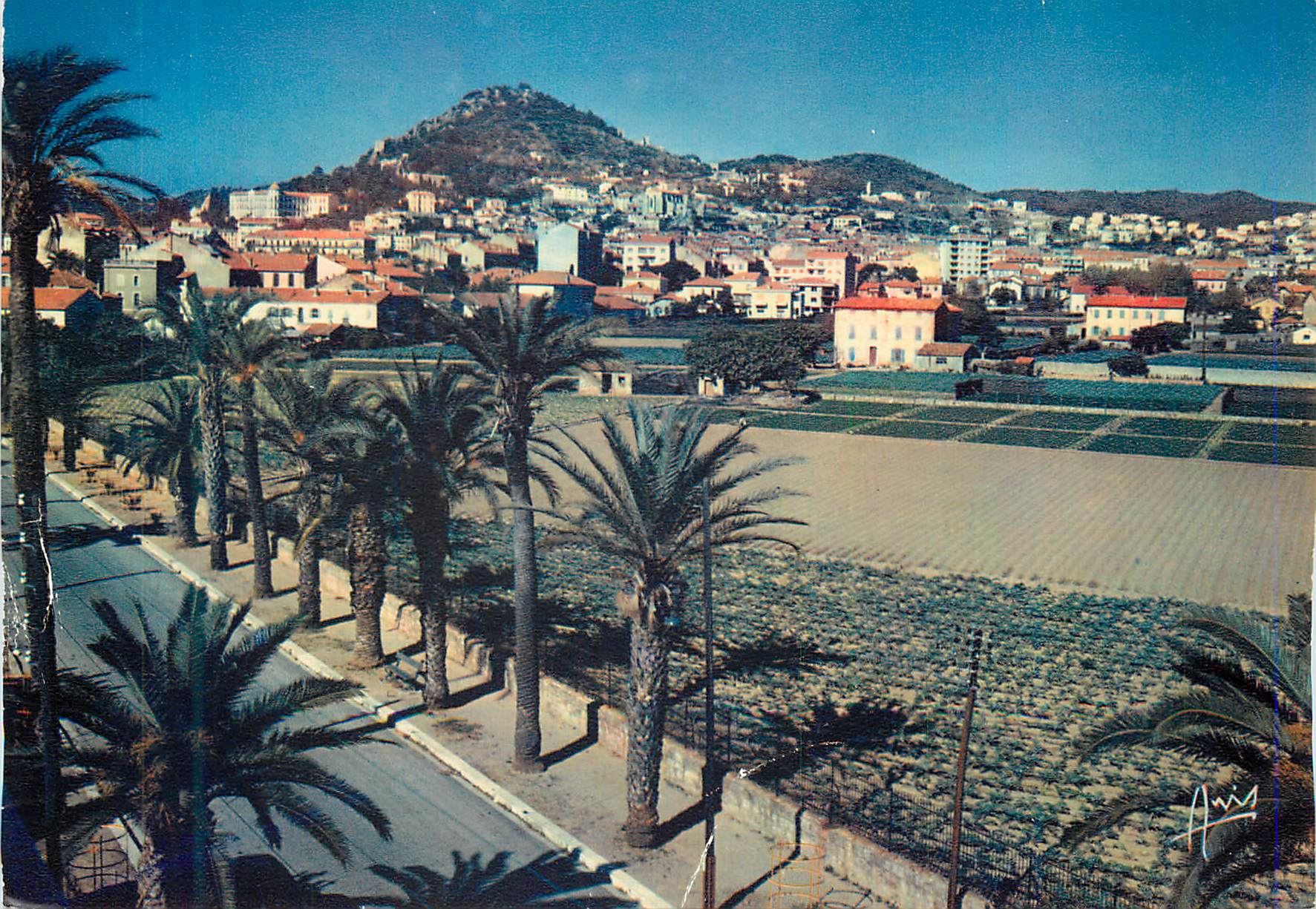 Vue de la ville de Saint-Raphaël — montagne en arrière-plan — éditeur non visible