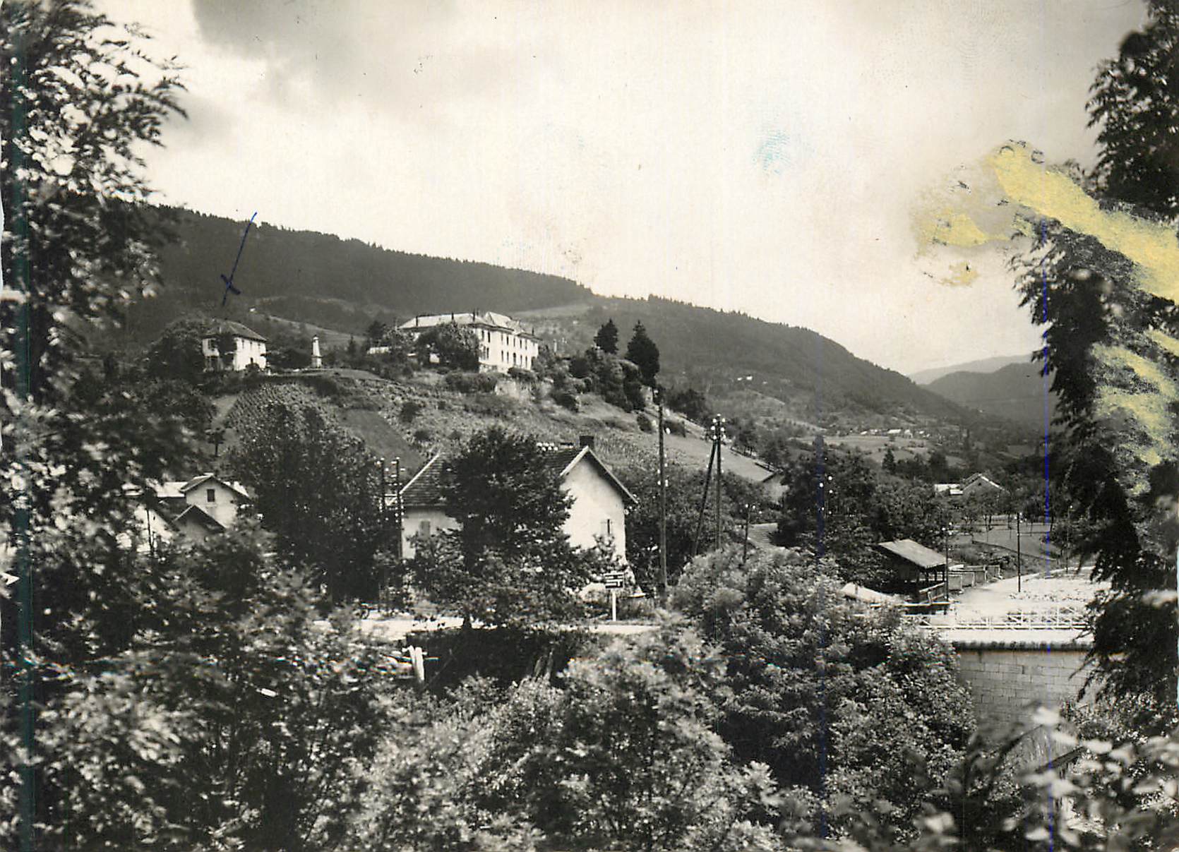 Vue de village en montagne — éditeur et n° de série non lisibles