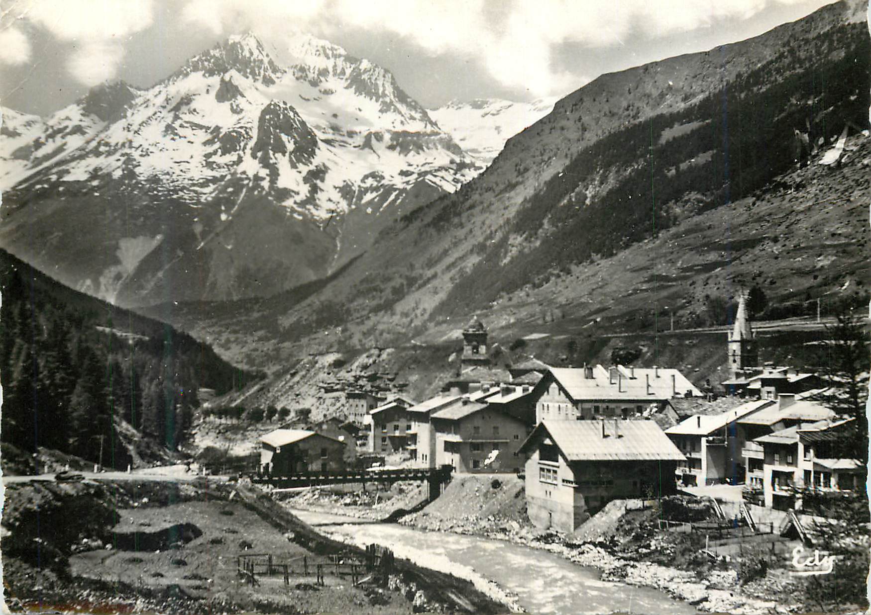 CPM Lanslebourg (Savoie) alt 1400 m Images de Chez nous Vue Generale et la Dent Parrachee
