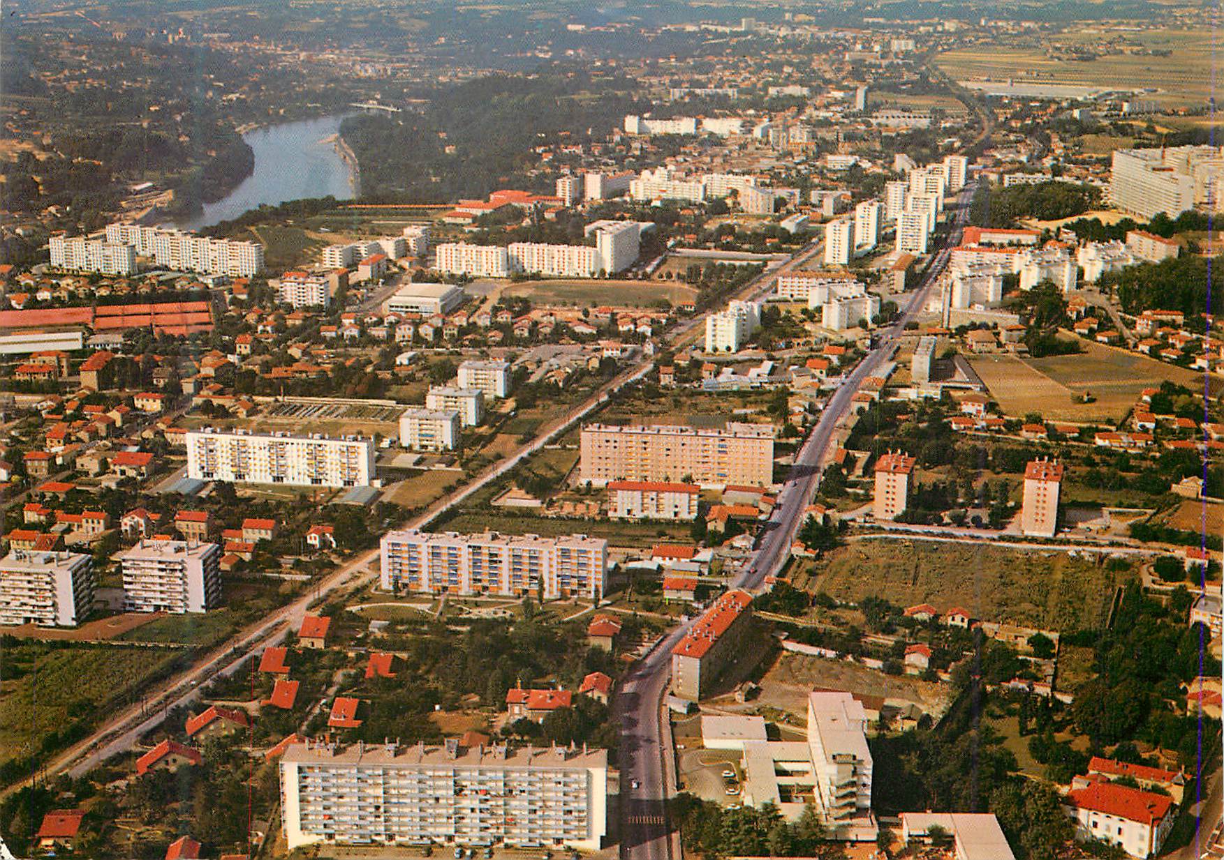 Vue aérienne de la ville — avec fleuve et immeubles — éditeur non visible