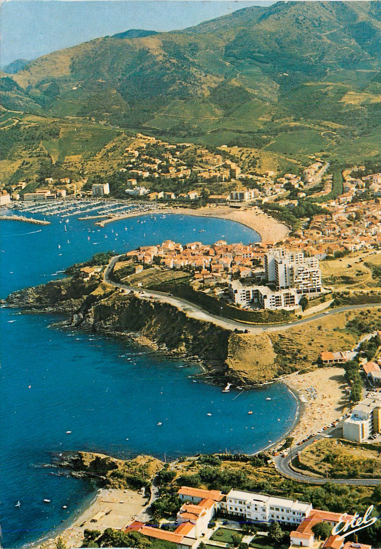 CPM Banyuls sur Mer (Pyrenees Orientales) La Cote Vermeille Vue aerienne de la Ville et du Port Domines par les Alberes