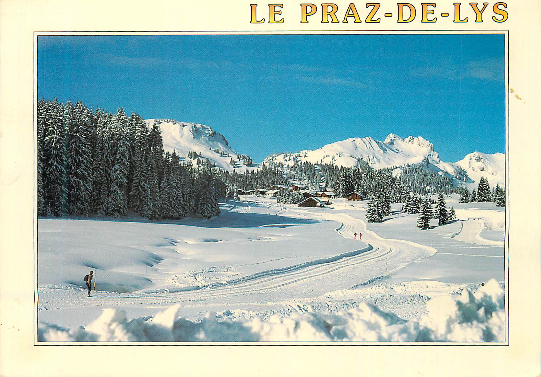 Le Praz-de-Lys — vue hivernale avec skieurs et montagnes enneigées — éditeur non visible