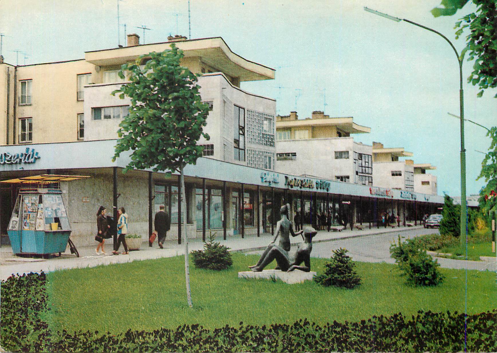 CPM Leninvaros Park with the Statue Mother and Daughter (B Jozsa 1937) 