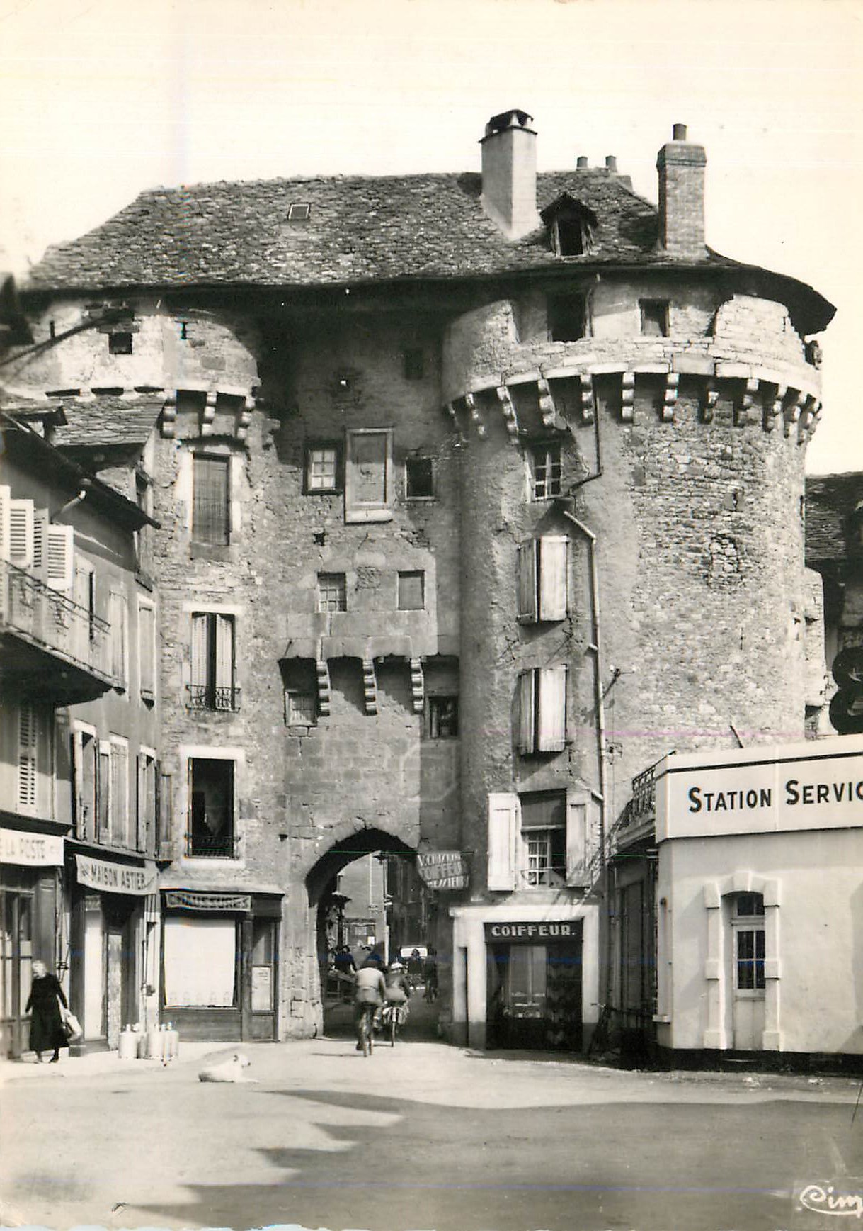 CPM Marvejols (Lozere) Porte de Chanelles Station Service Coiffeur