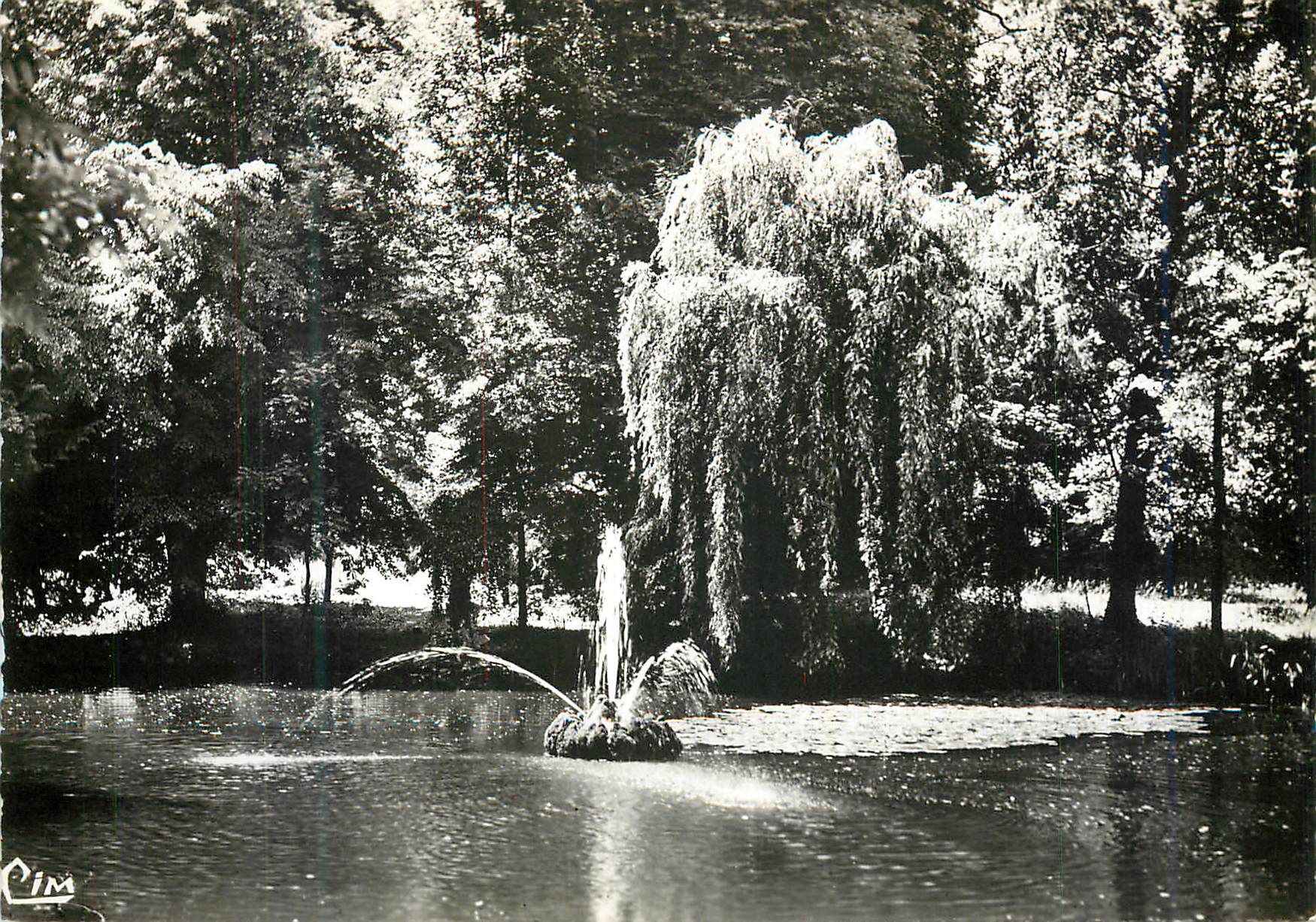 CPM Aix en Othe (Aube) Le Parc des Fontaines Vue sur un Etang