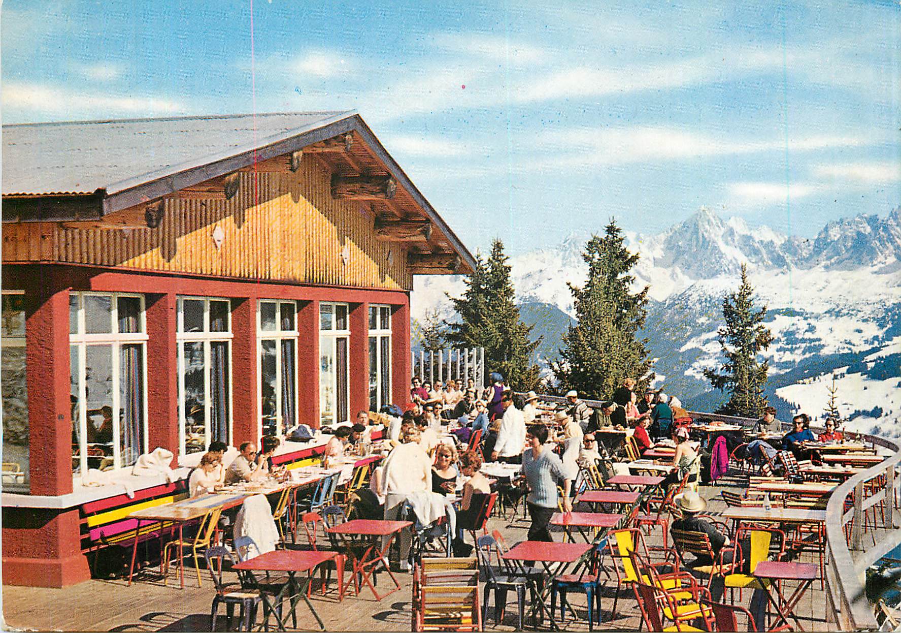 Terrasse de montagne — vue sur les Alpes — éditeur non visible