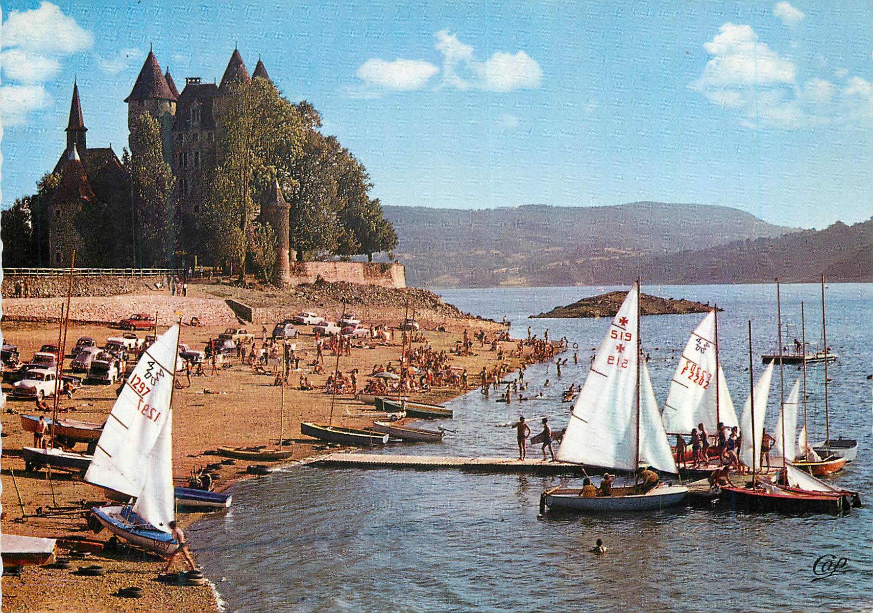 CPM Lanobre (Cantal) Environs de Bort les Orgues Le Chateau de Val La Plage et les Voiliers Bateaux