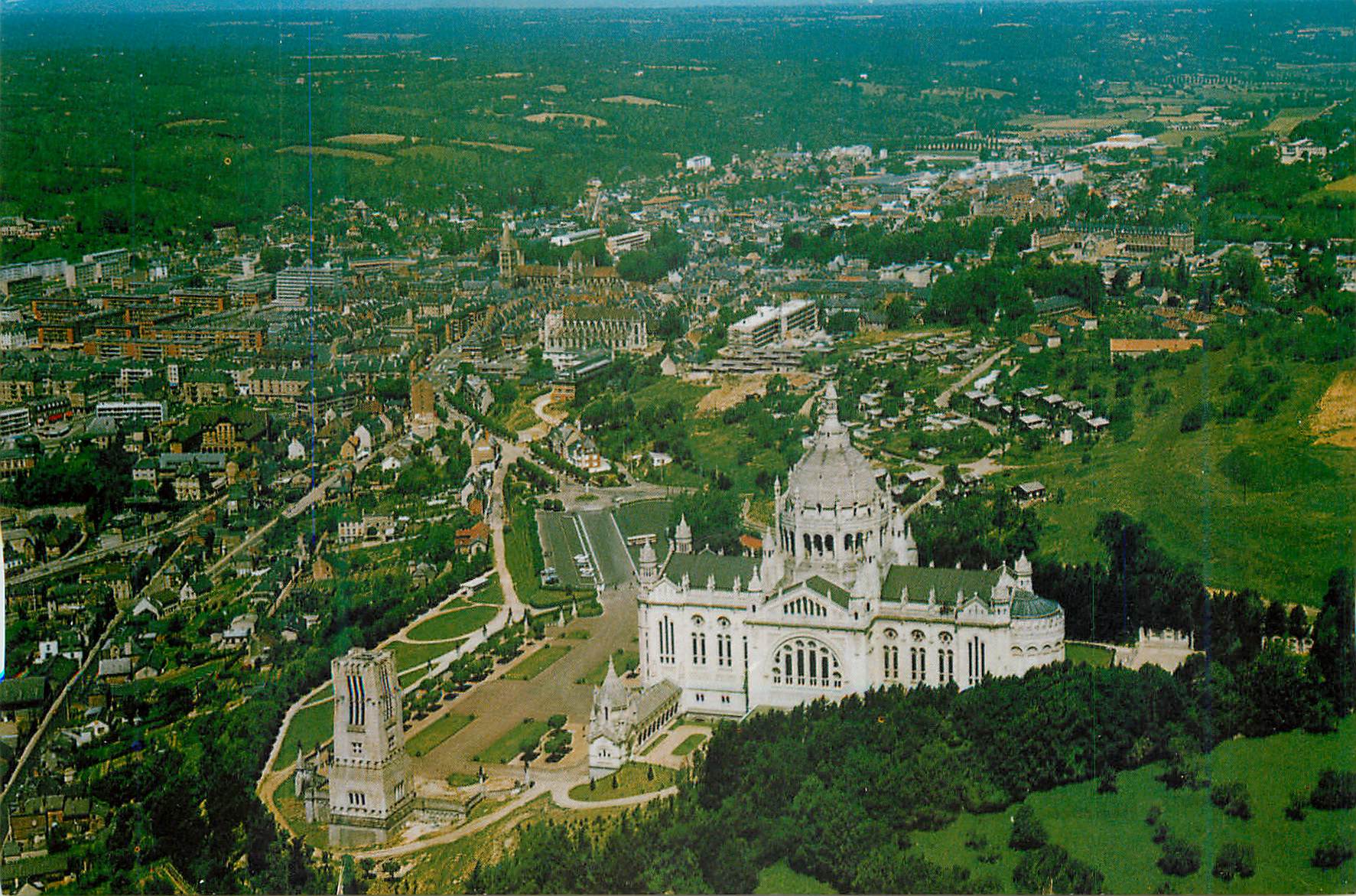 Lourdes — vue aérienne de la basilique et du sanctuaire — éditeur non visible