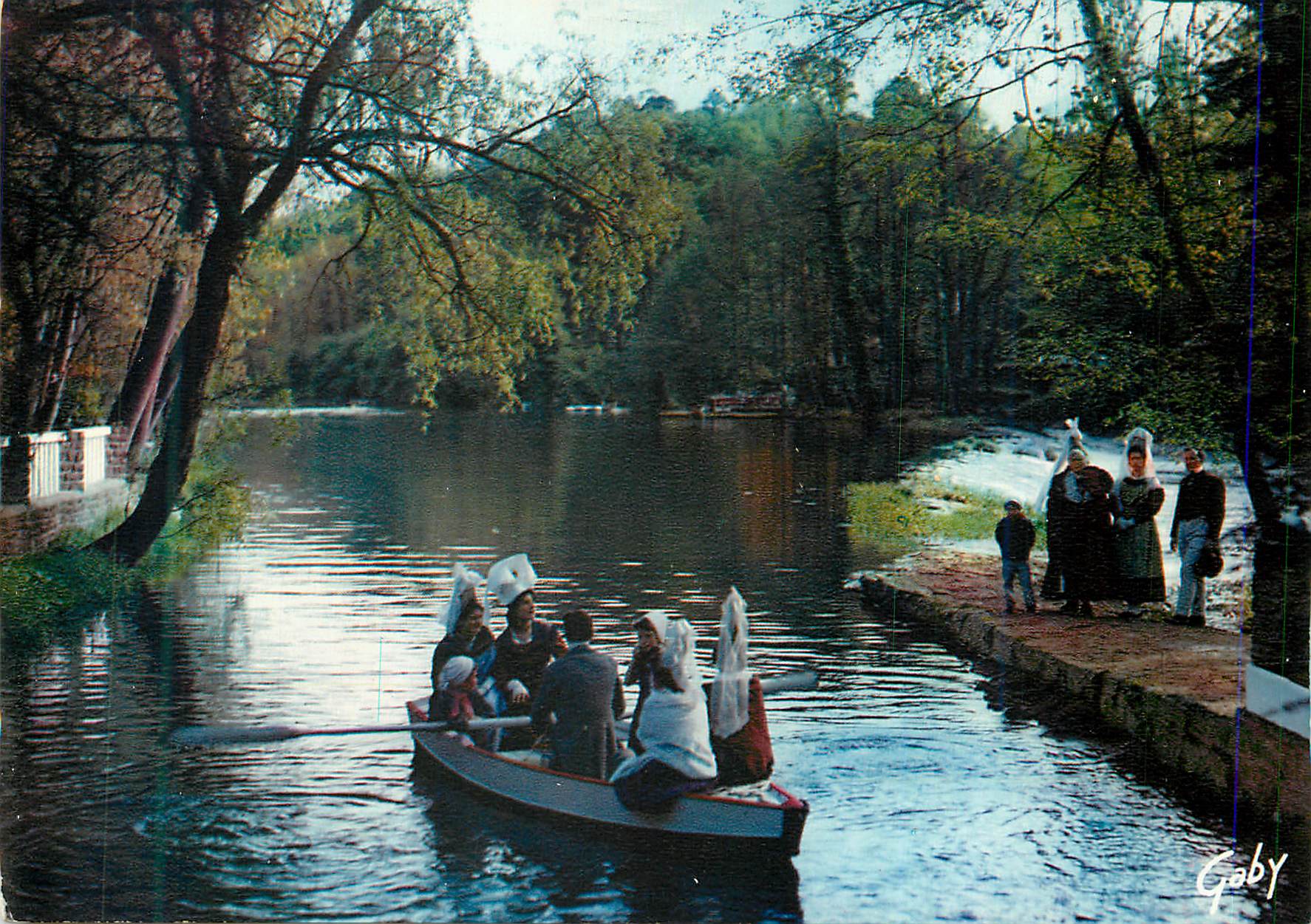 CPM La Normandie Folklore de France Groupe de Pont d'Ouilly (Calvados) Au fil de l'Orne Blaudes el Coeffes