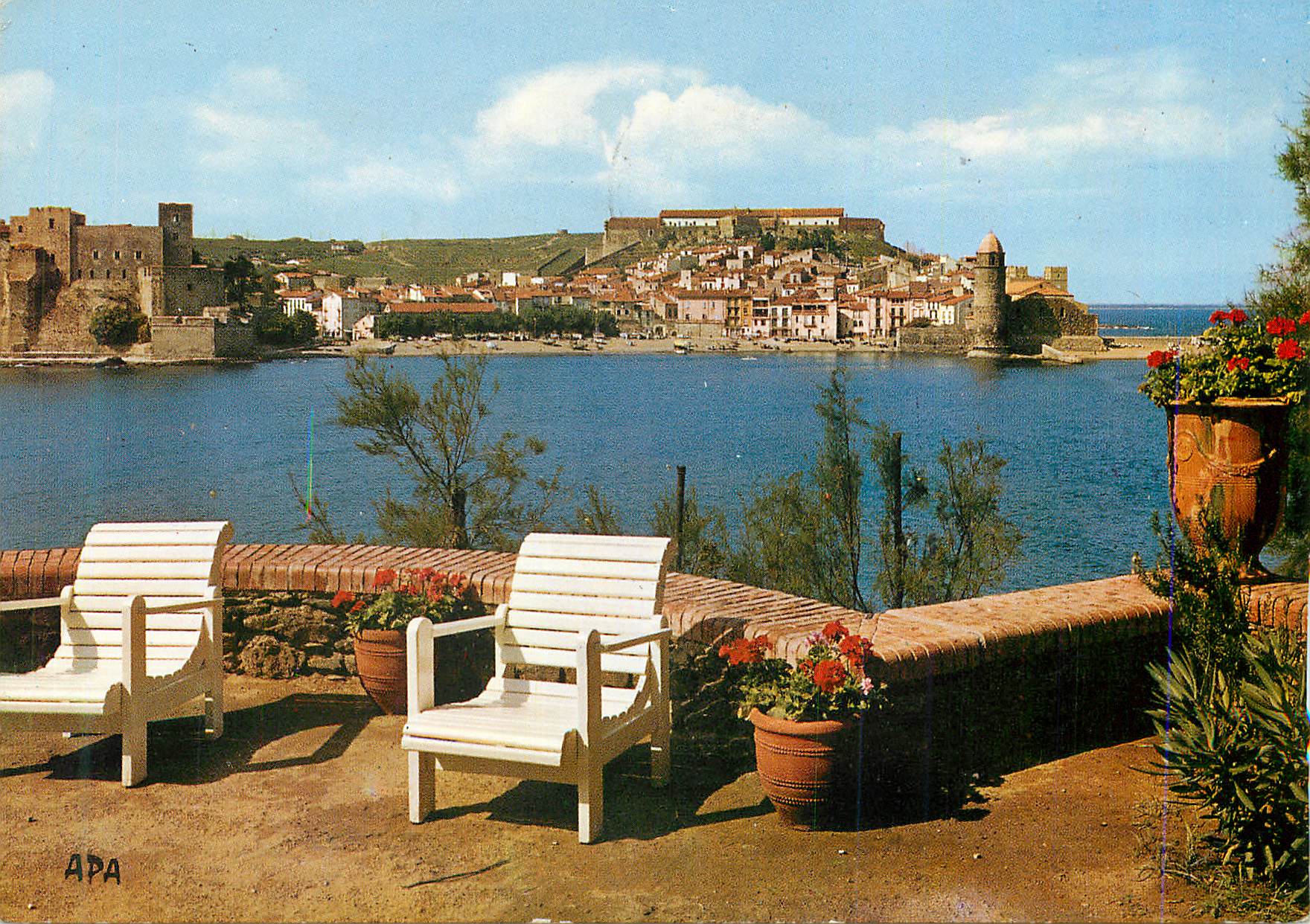 CPM Collioure (P O) En Parcourant la Cote Vermeille Vue Panoramique sur la Ville Le Chateau Fort La Plage et L'Eglise