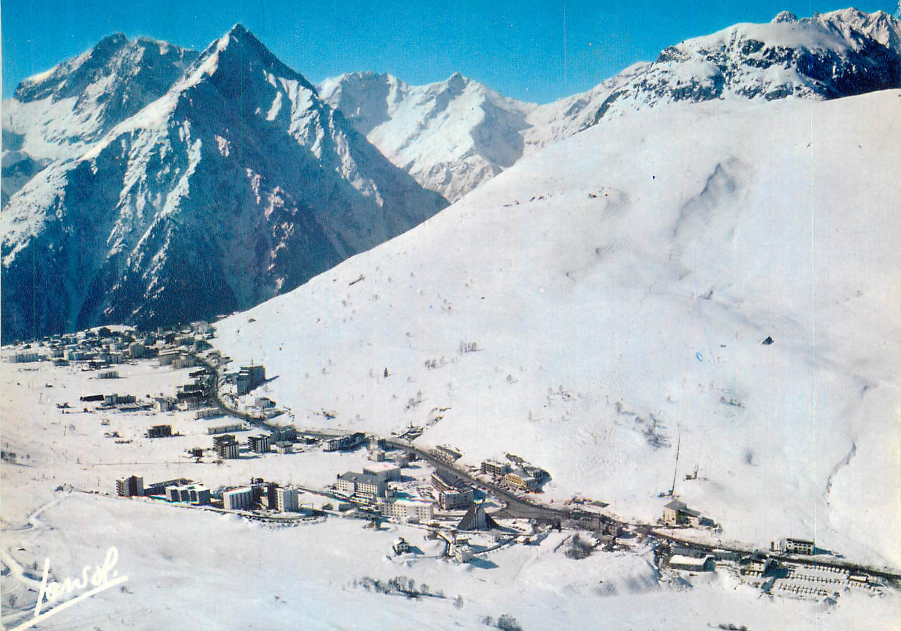 Village enneigé dans les Alpes — vue aérienne — signature 'J. Lonsil'
