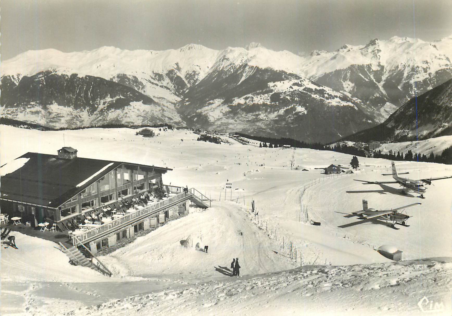 CPM Courchevel 1850 (Savoie) Station de Sports d'Hiver L'Altiport et son Restaurant Le Mont Blanc 4807 m Avions