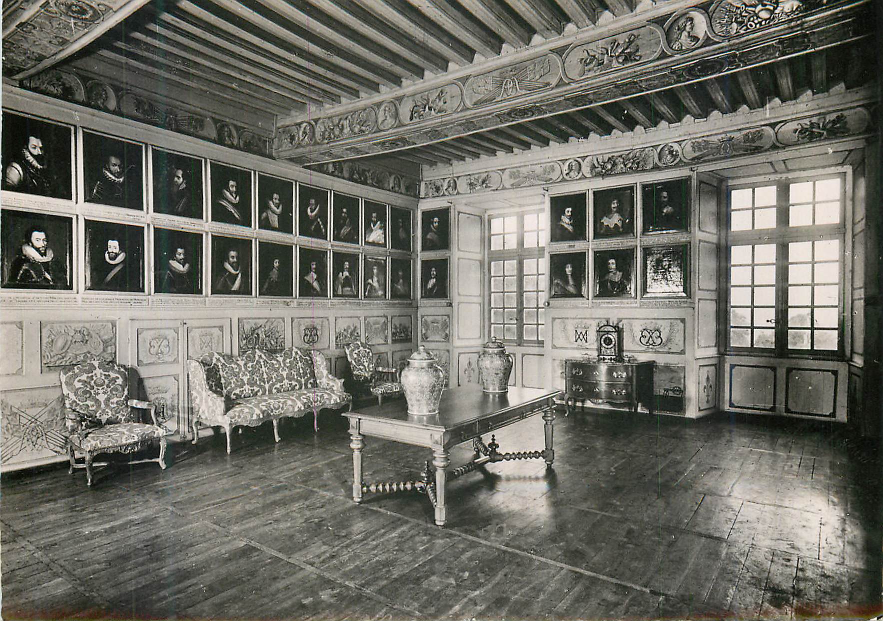 CPM Bussy Rabutin par Bussy le Grand (Cote d'Or) Le Chateau (XVIe XVIIe S) Salon des Hommes de Guerre