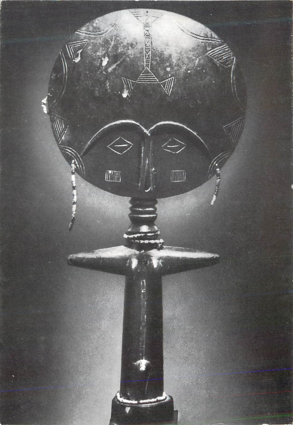 Masque africain — sculpture sur socle — éditeur inconnu