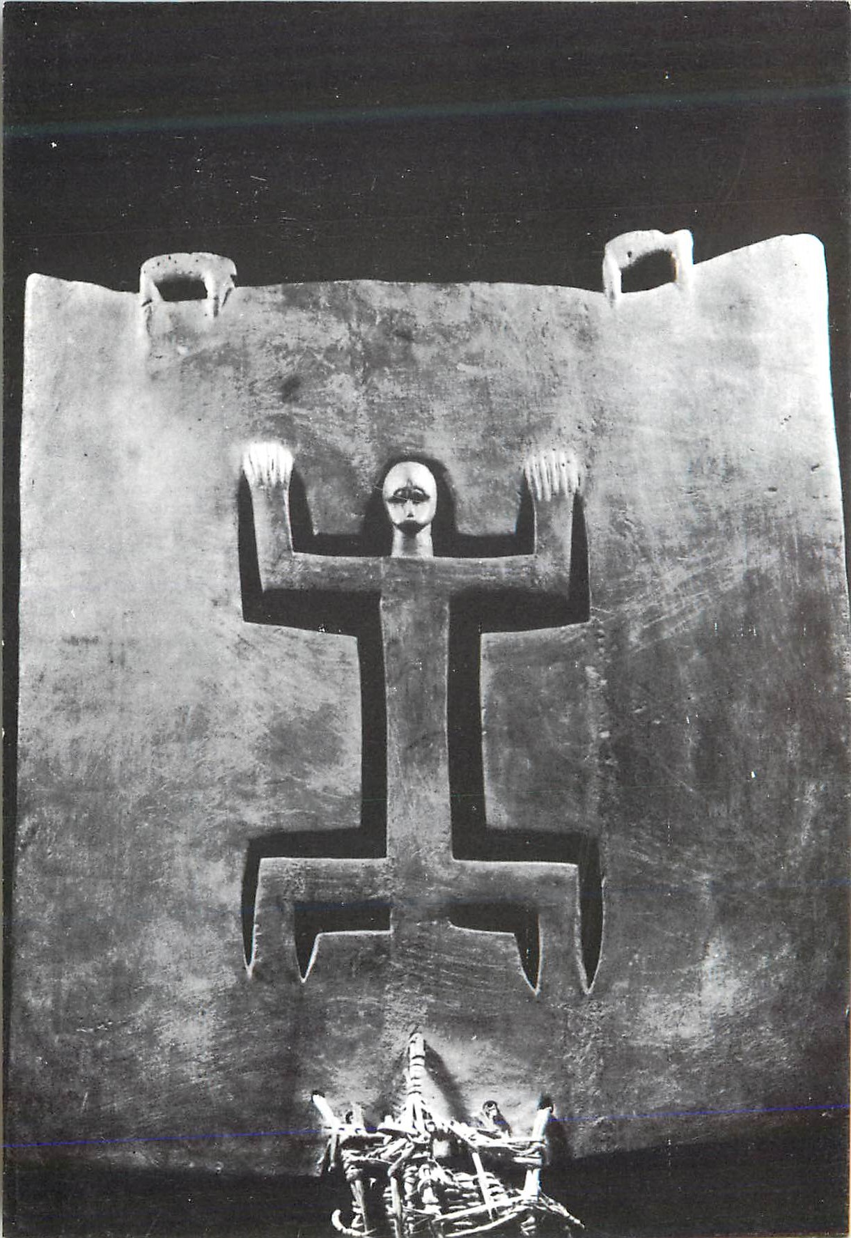 CPM Musee AAO Paris Masque a Cimier Decoupe d'un Casque d'Osier Hauteur 98 cm