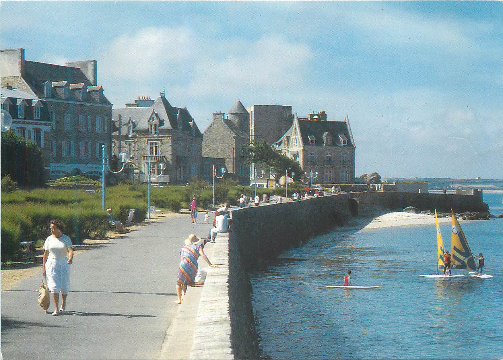 CPM Roscoff (Finistere) La Bretagne en Couleurs Promenade en Bord de Mer devant L'Institut Marin Planche a voile