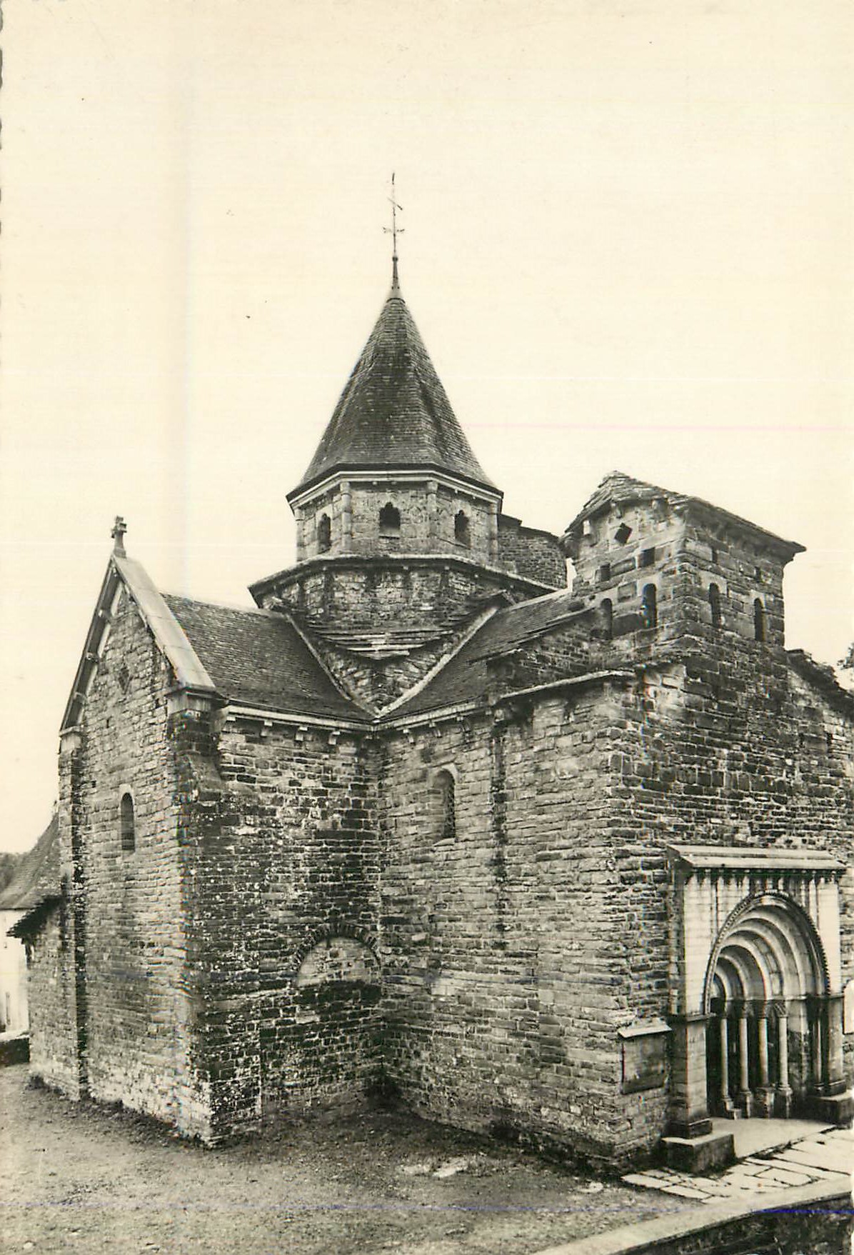 Église Saint-Pierre de Saint-Pierre-sur-Dives — vue générale — éditeur non identifié