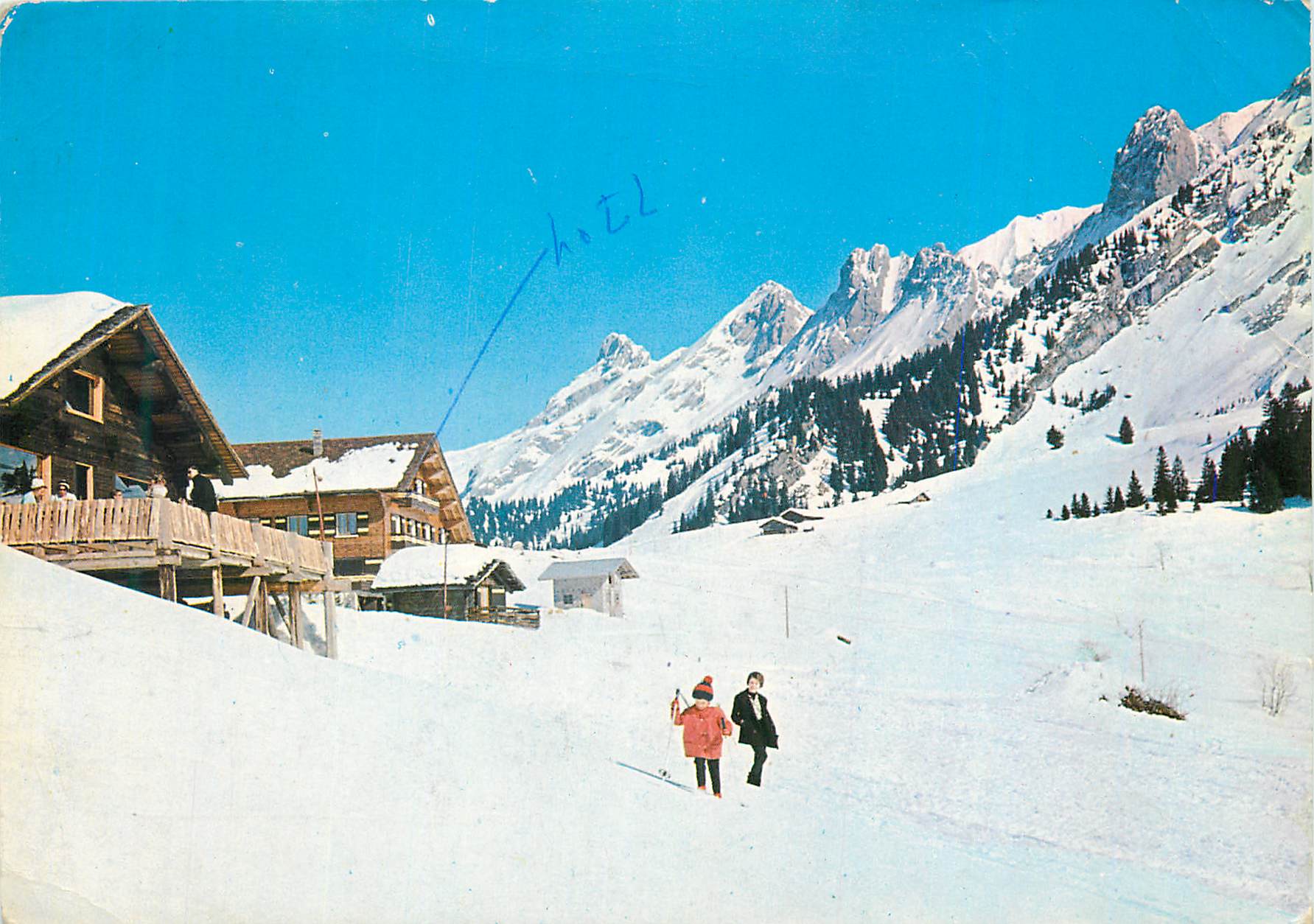 Hôtel de montagne — vue de ski — éditeur non visible