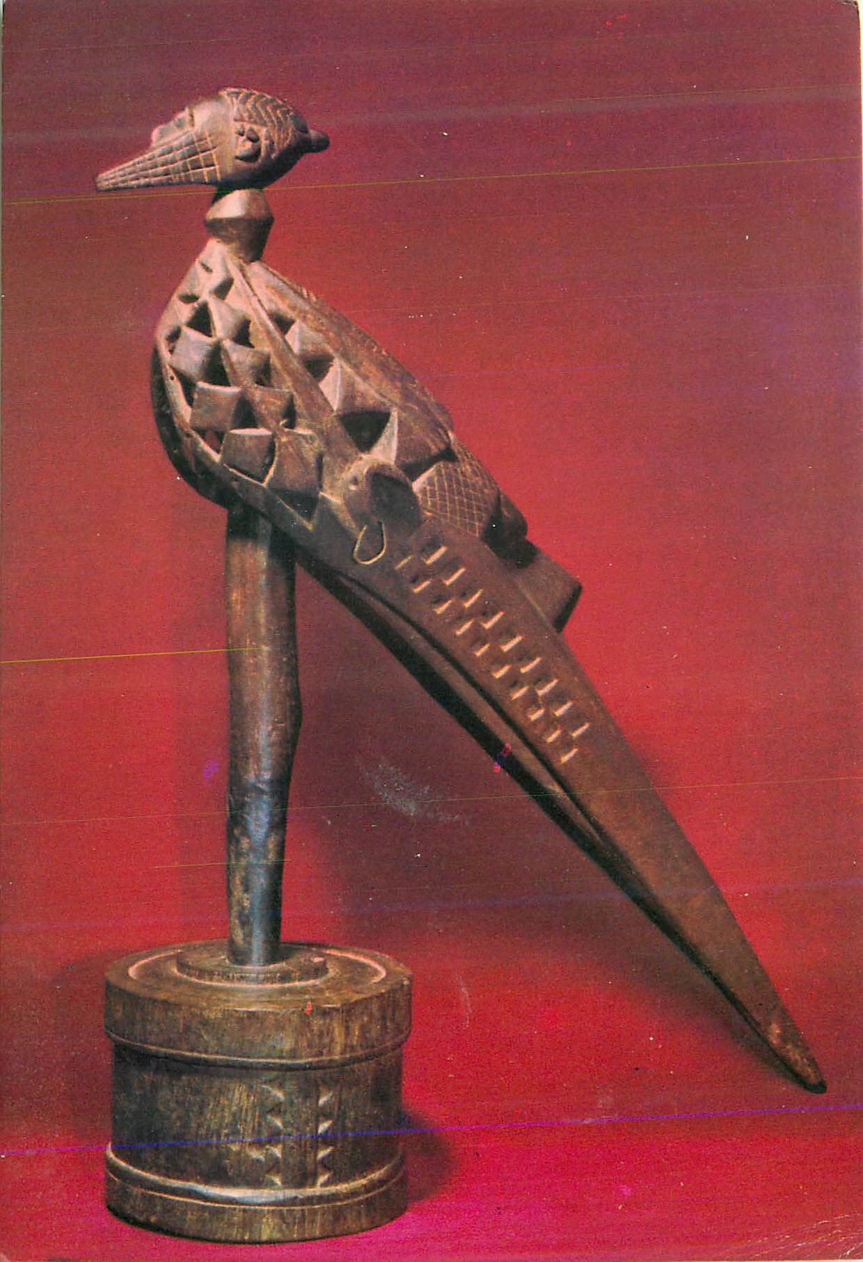 Statue d'oiseau en bois — motif géométrique — éditeur inconnu