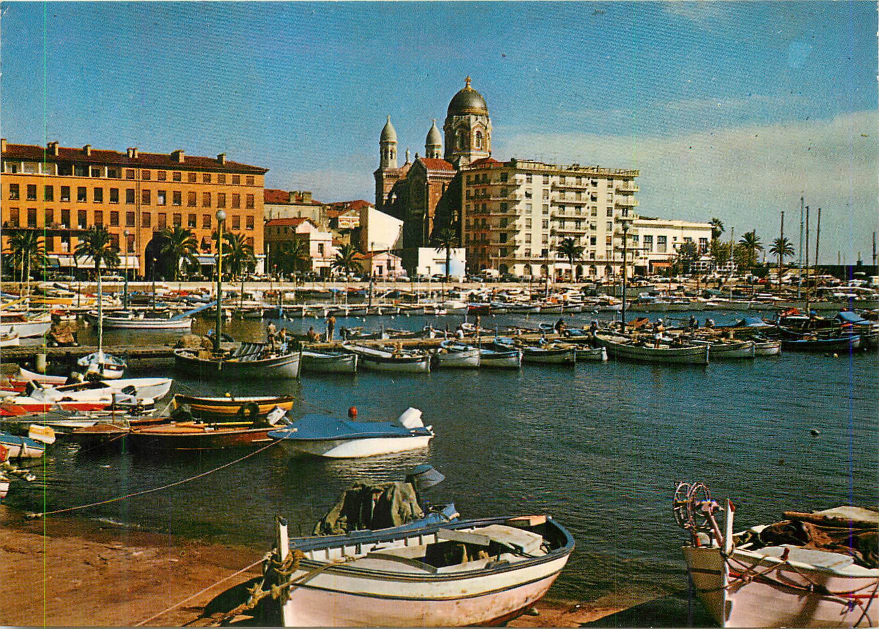 Port de Cannes — vue du port avec la basilique Notre-Dame de la Garoupe en arrière-plan — éditeur non identifiable