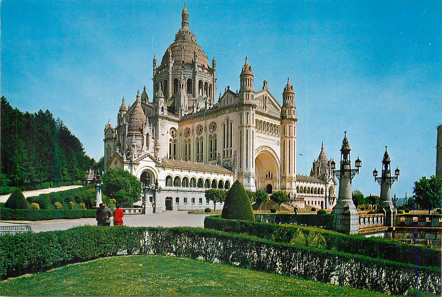 CPM Lisieux (Calvados) La Basilique Sainte Therese