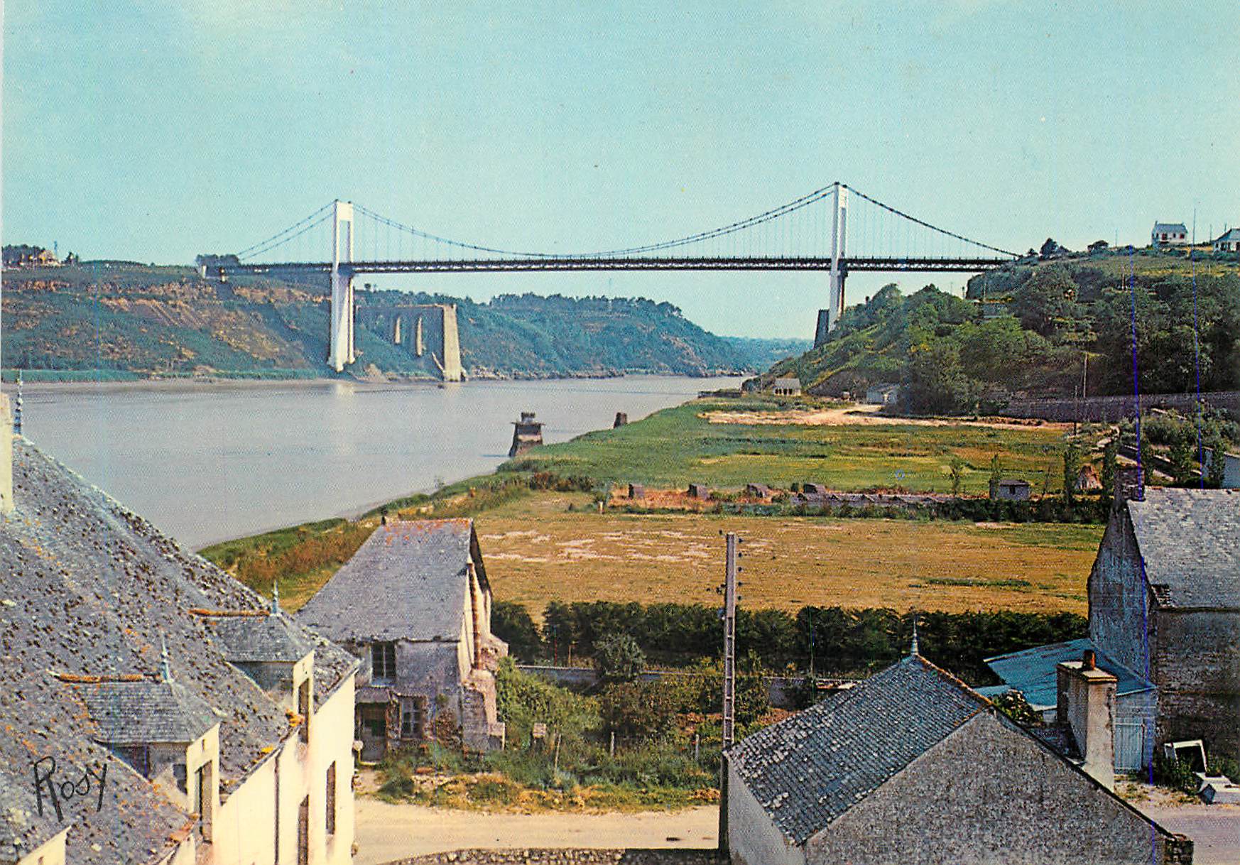 CPM La Roche Bernard Paysage sur la Vilaine Au Fond Le Pont Suspendu