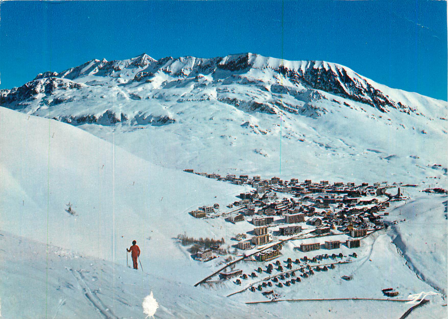 Village de ski enneigé — vue panoramique — éditeur non visible