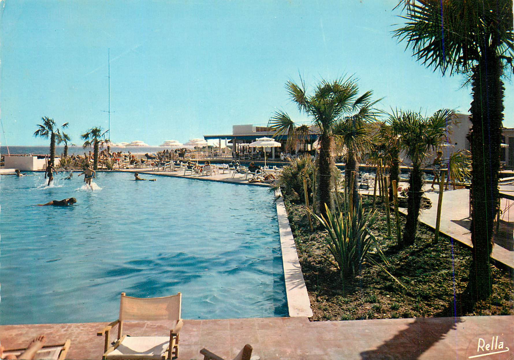 Piscine de l'hôtel Rella — plage et palmiers — éditeur Rella