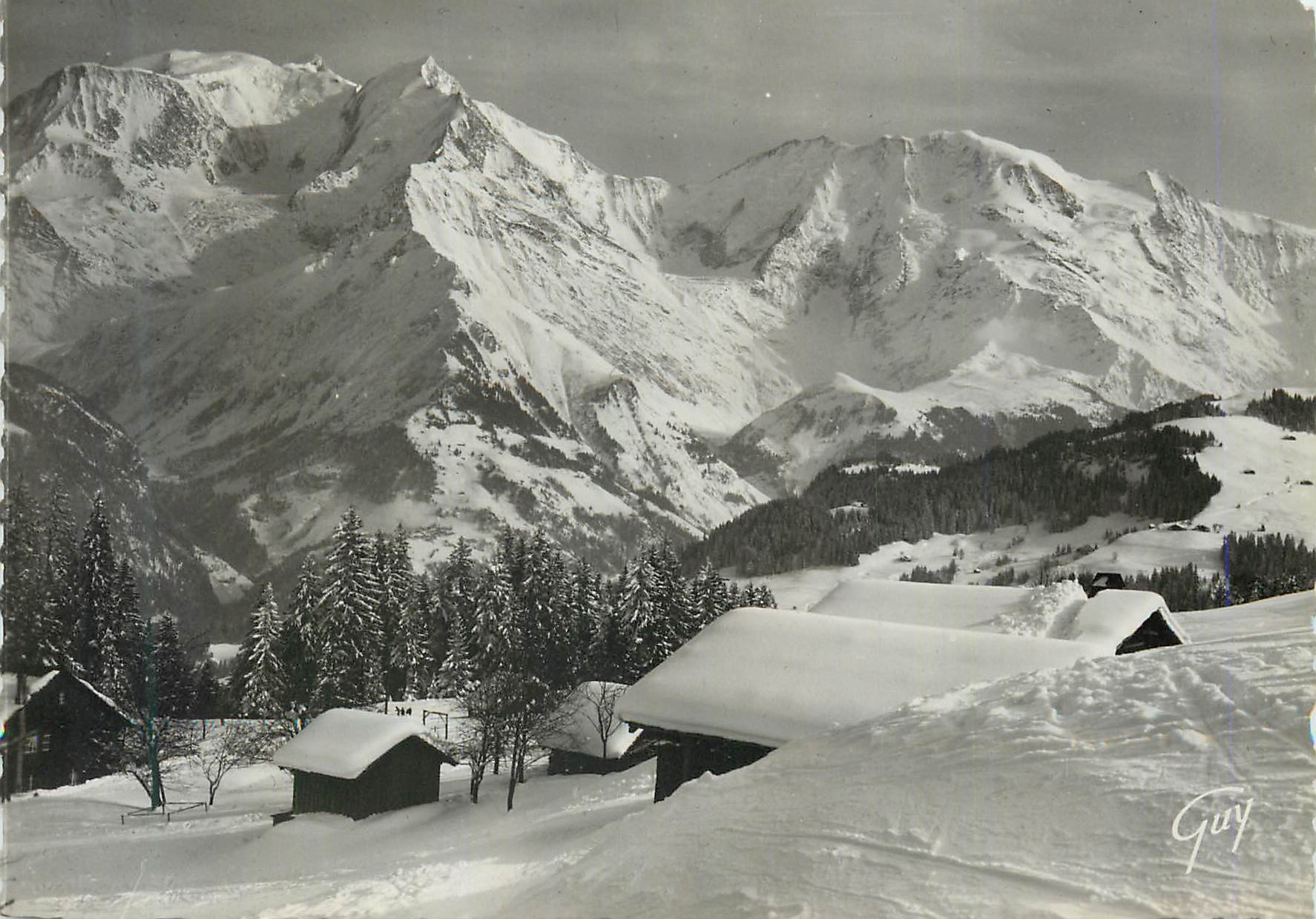 Villaggio innevato ai piedi delle Alpi — Guy