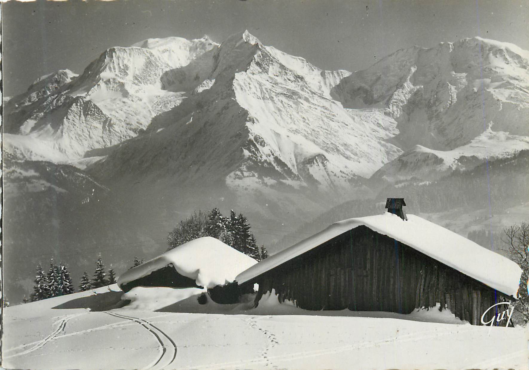 Chalet enneigé — montagnes en arrière-plan — Guy