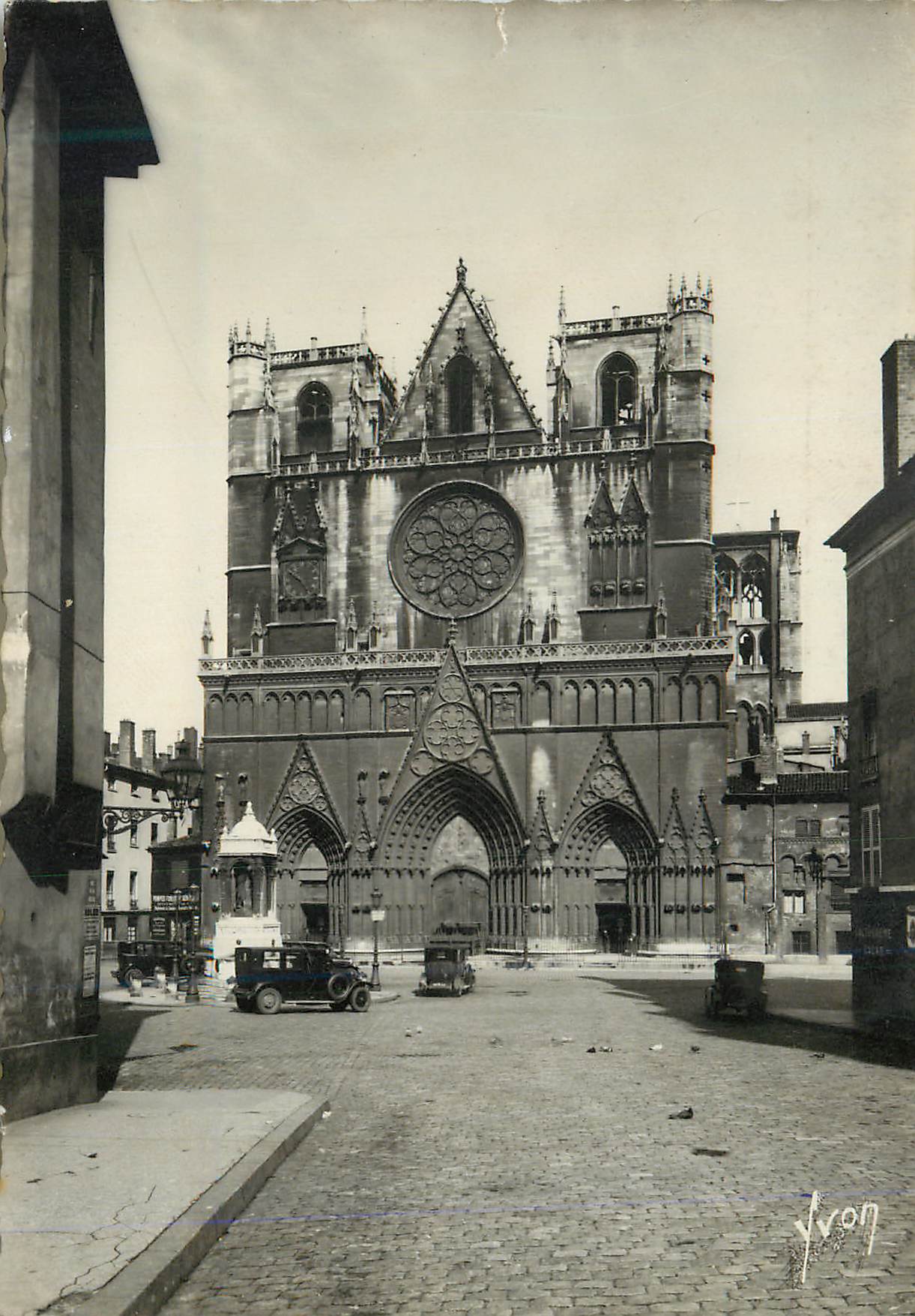 CPM Lyon (Rhone) Cathedrale Saint Jean Automobile