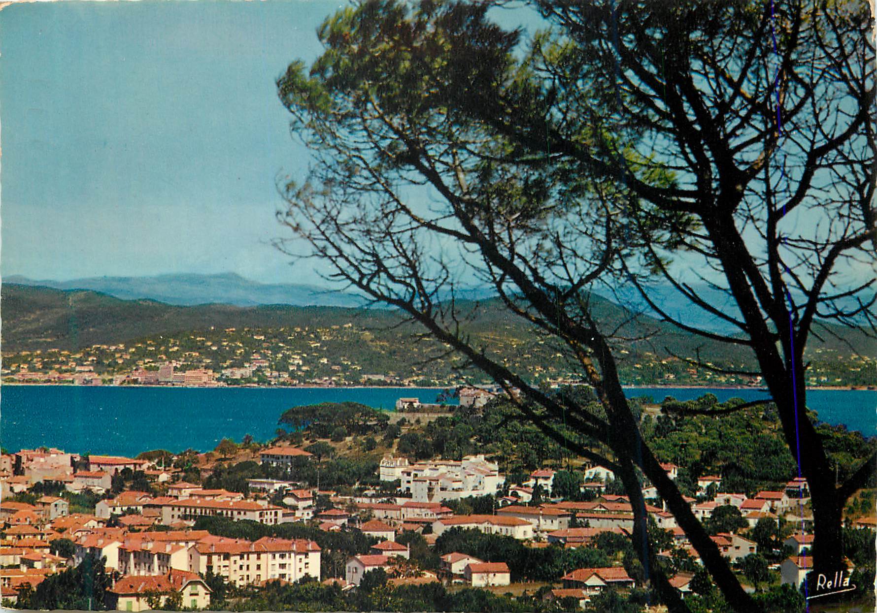 CPM Saint Tropez (Var) La Cote des Maures Vue sur la Citadelle L'Hotel Byblos Au Loin Sainte Maxime