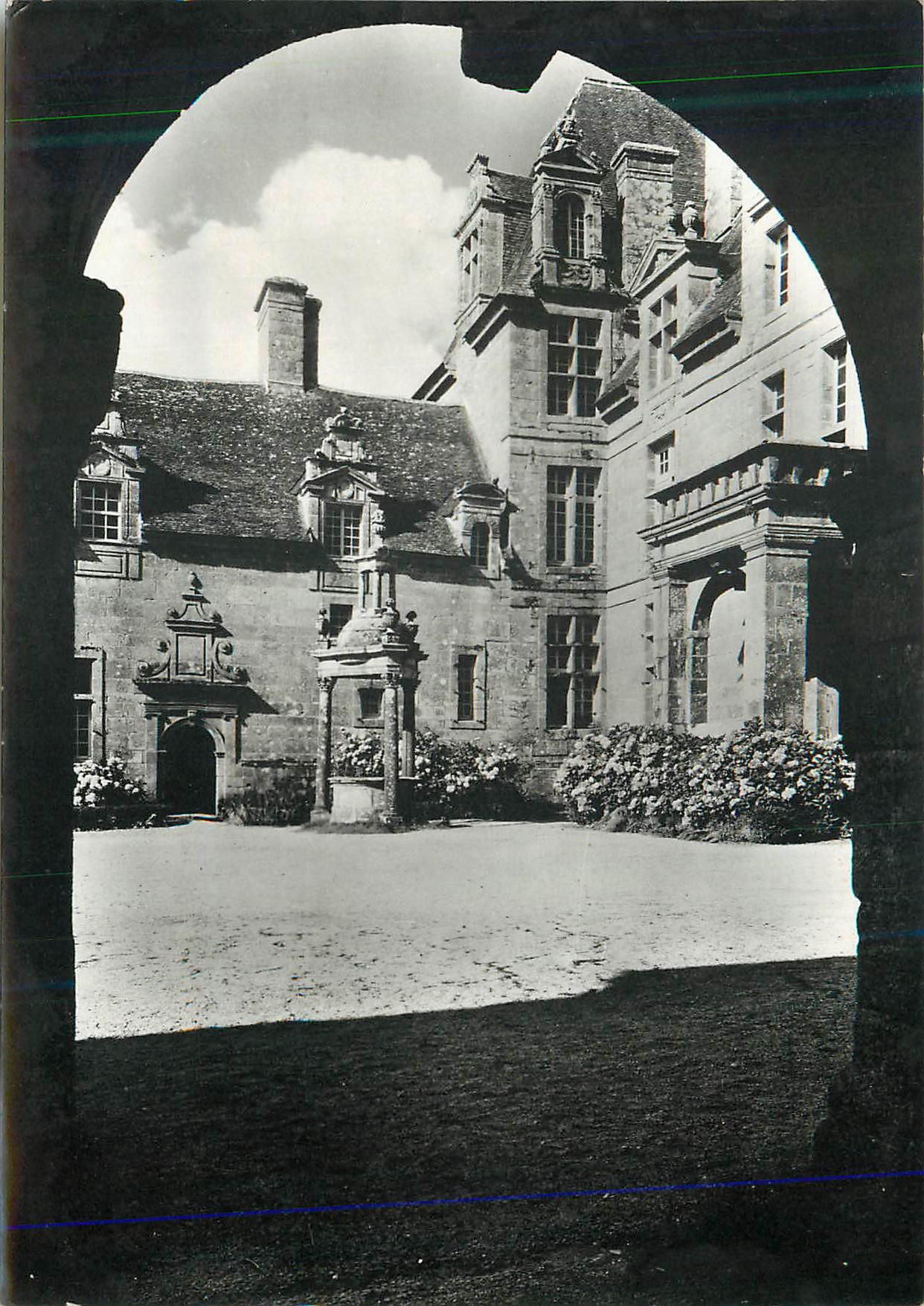 Château de la Motte — vue du jardin à travers un arc — éditeur inconnu