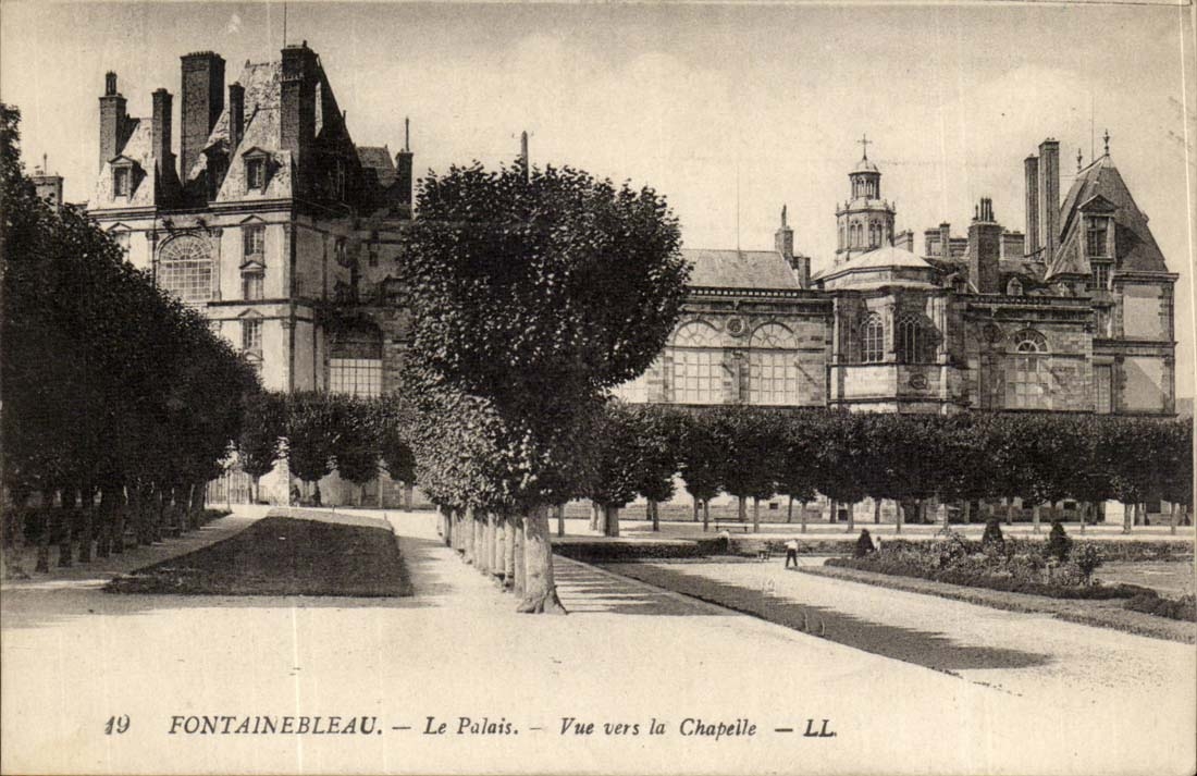 Fontainebleau — Le Palais — Vue vers la Chapelle — LL