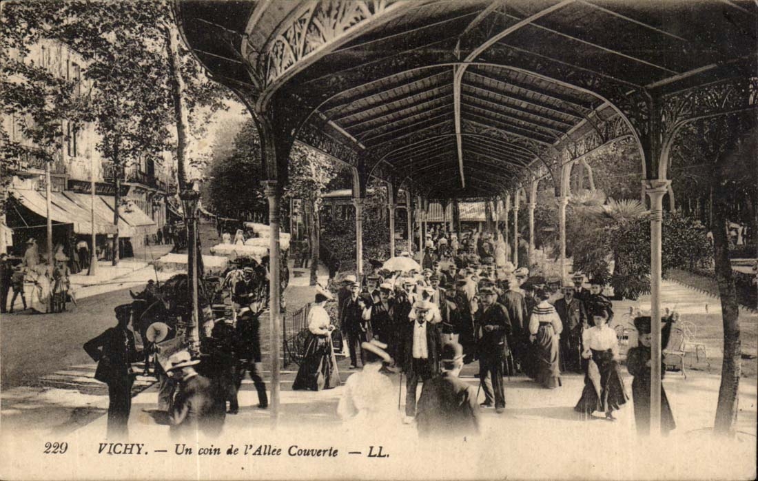Vichy CPA Un coin de l'allee couverte