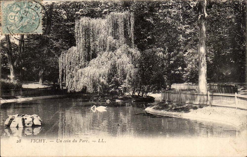 Vichy CPA Un coin du parc