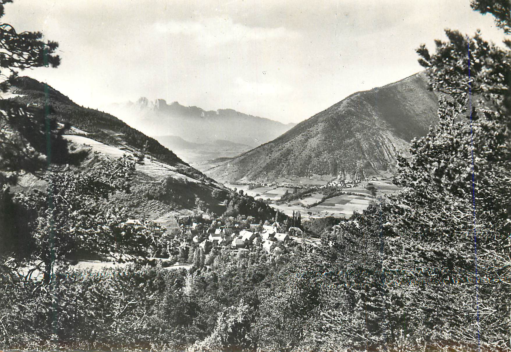 Vue panoramique du village de Sainte-Émilion — éditeur non identifié, n° de série non visible
