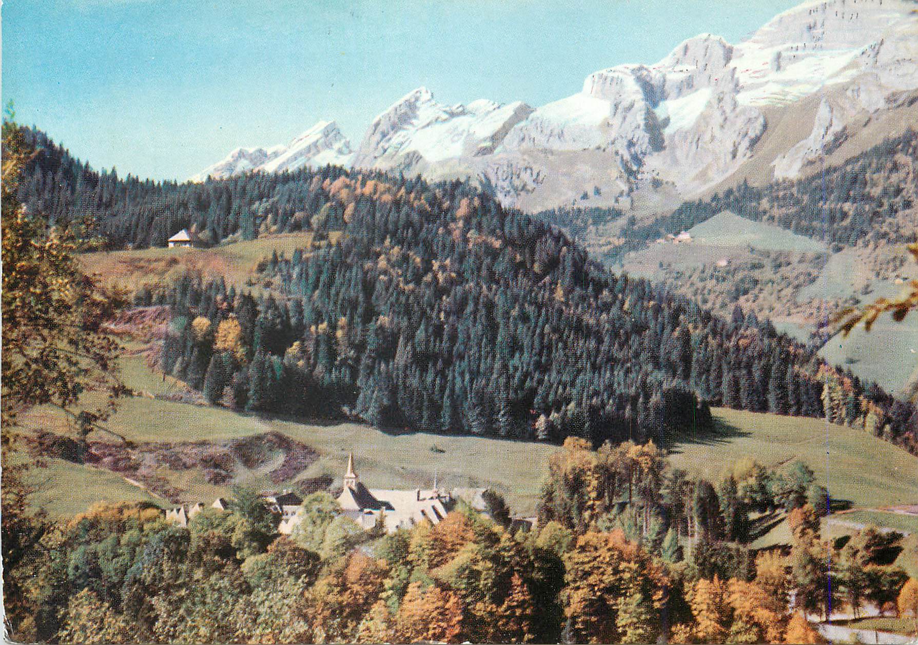 Vue panoramique de montagnes enneigées — forêt d'automne et village — éditeur non visible