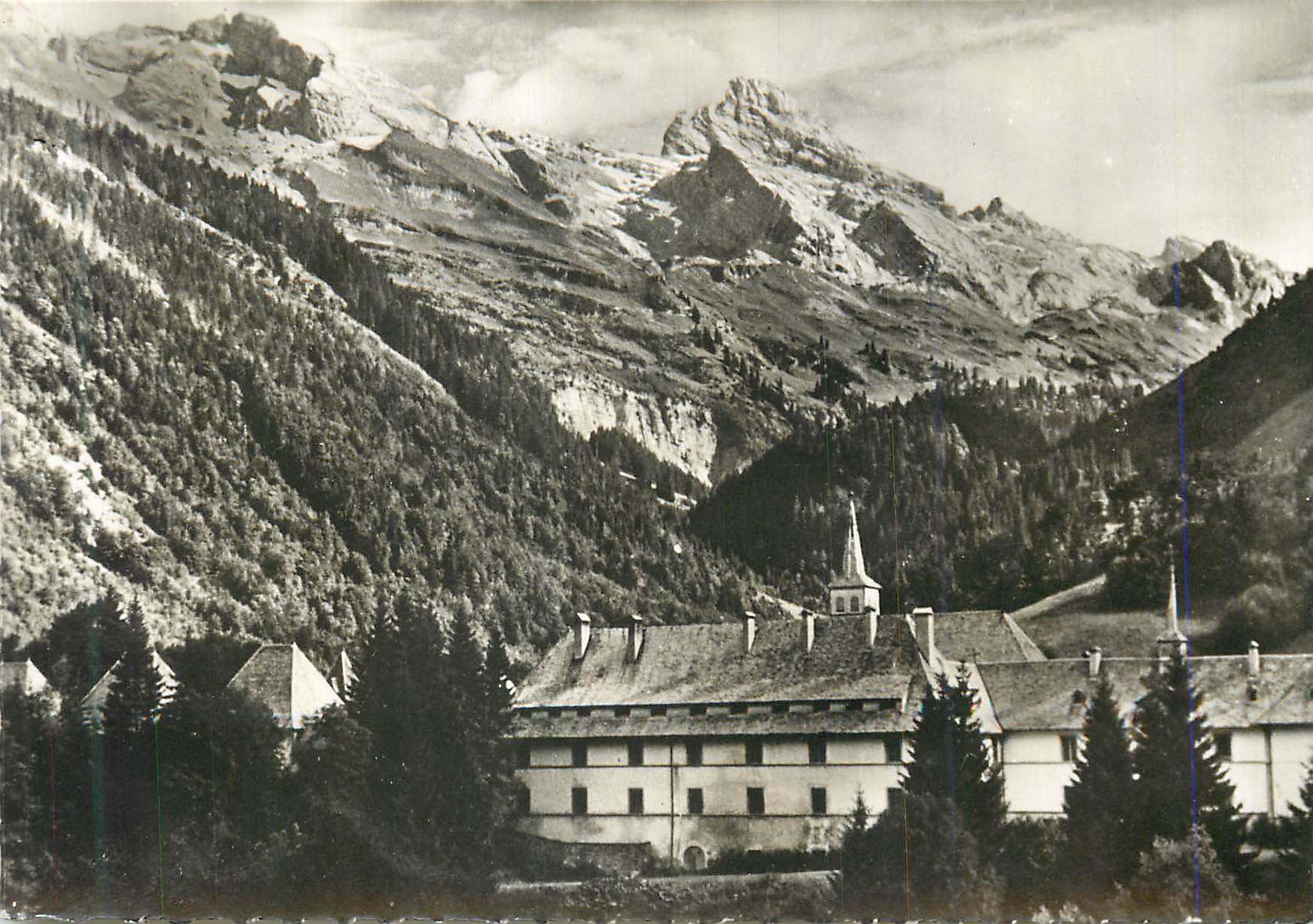 Église et village de Saint-Martin-Vésubie — Alpes-Maritimes — éditeur inconnu, n° de série non lisible