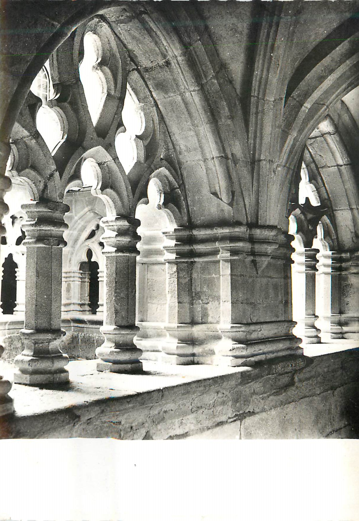 Innenansicht eines gotischen Klostergangs — Architektonische Details — Verlag und Seriennummer nicht lesbar