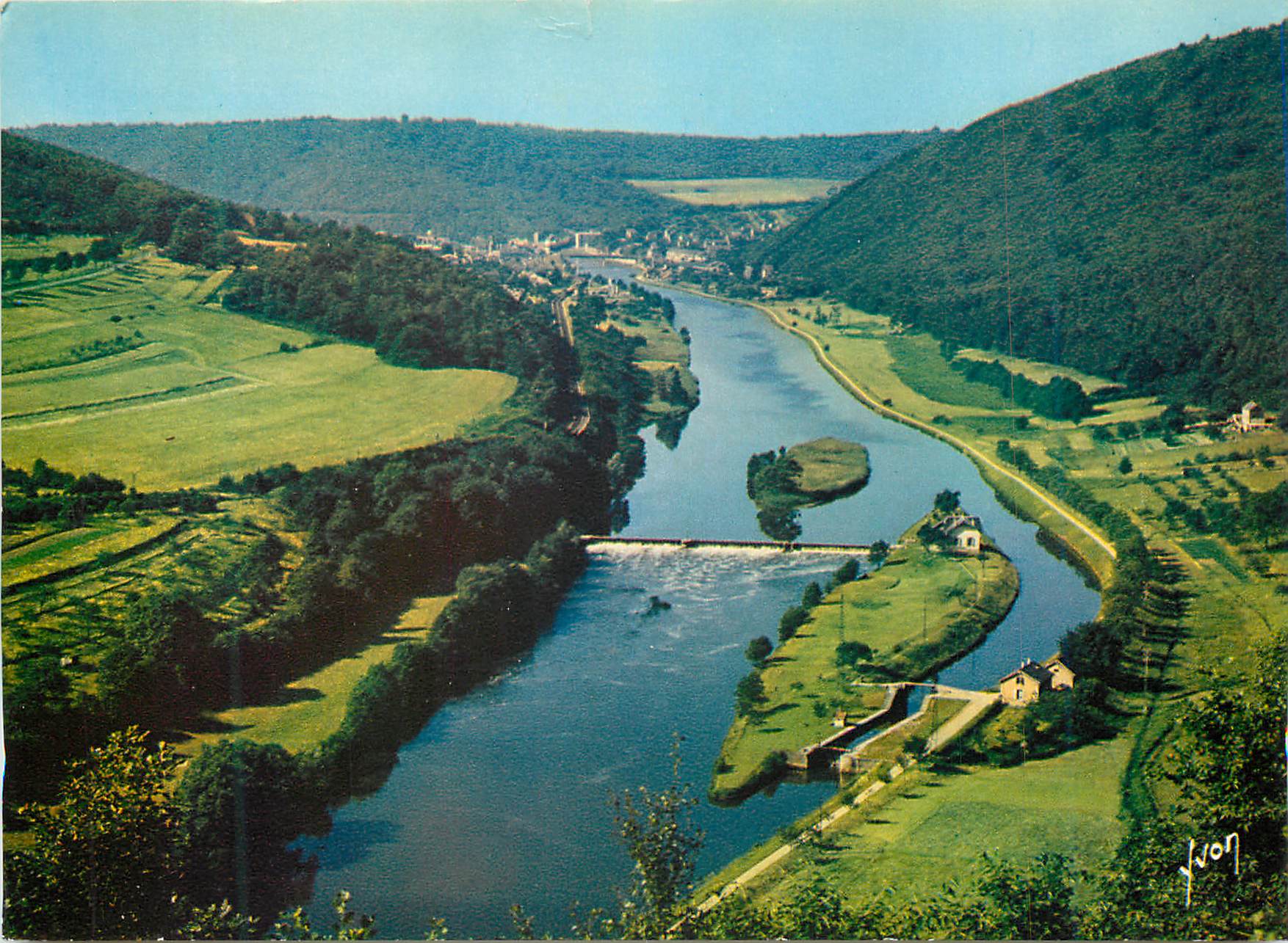 Vue panoramique de la rivière — barrage et village — éditeur J. Vion, n° 107