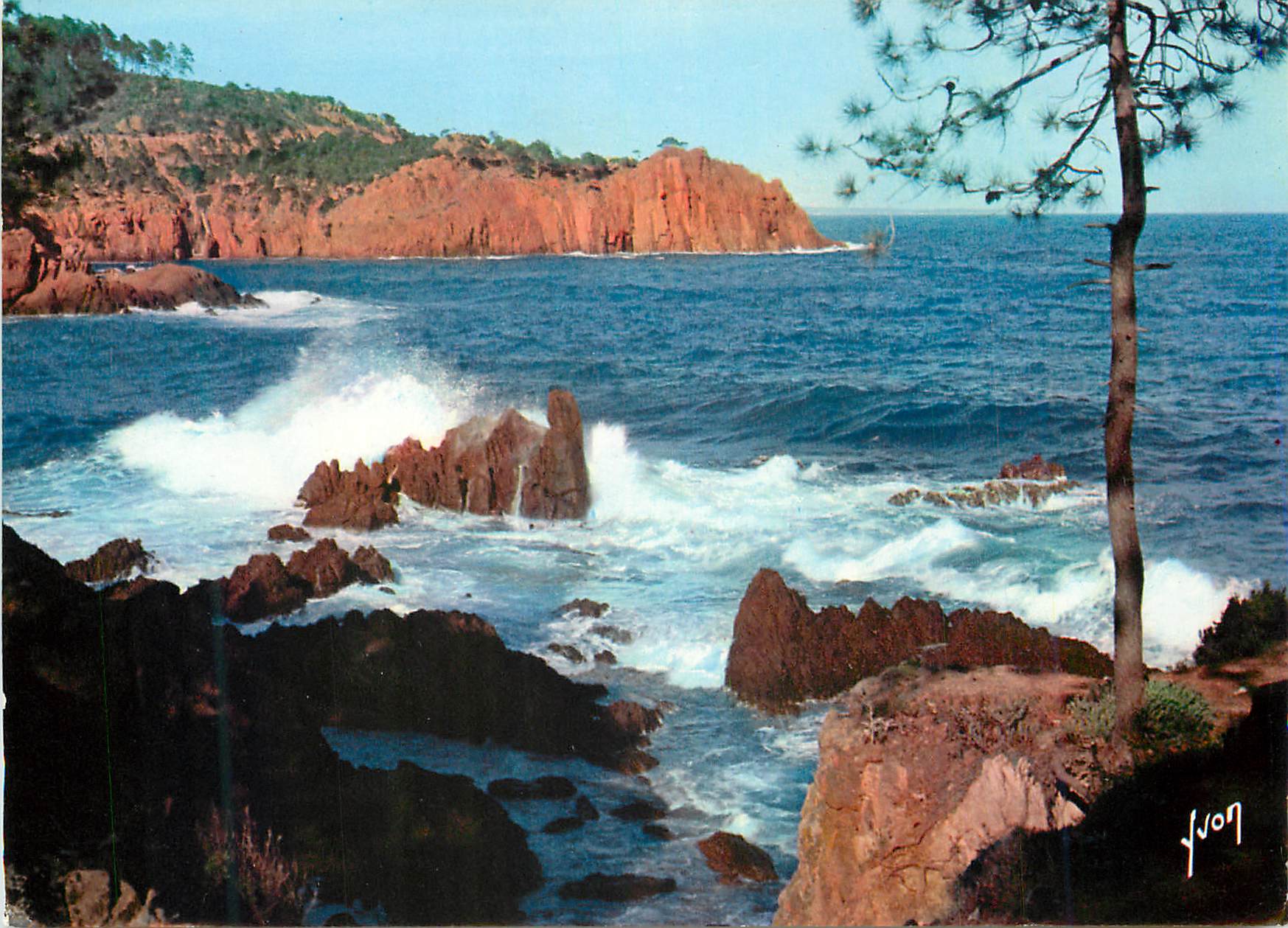 Côte rocheuse — Roches rouges et vagues — J. VON
