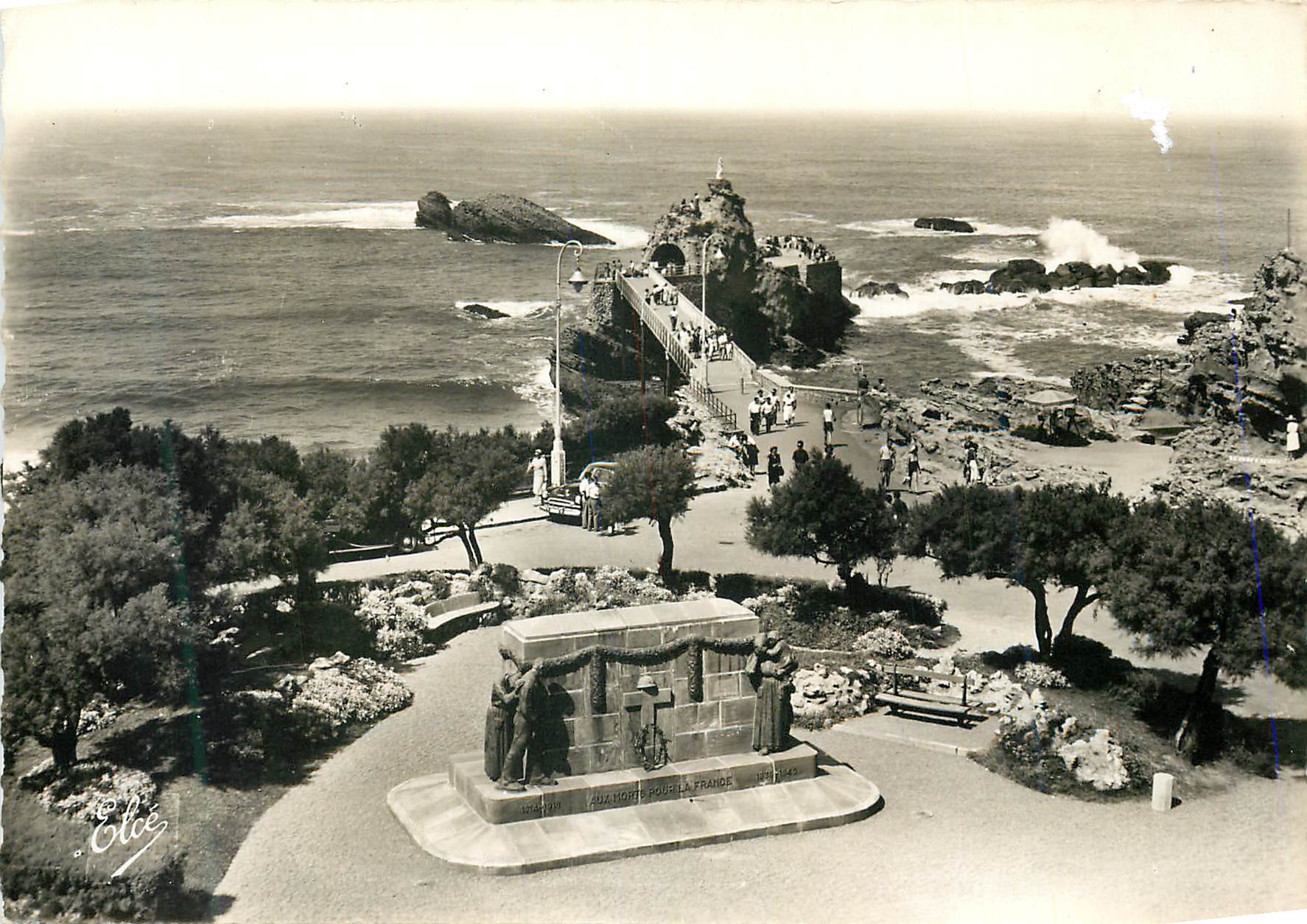 CPM Biarritz Le Monument aux Morts et le Rocher de la Vierge